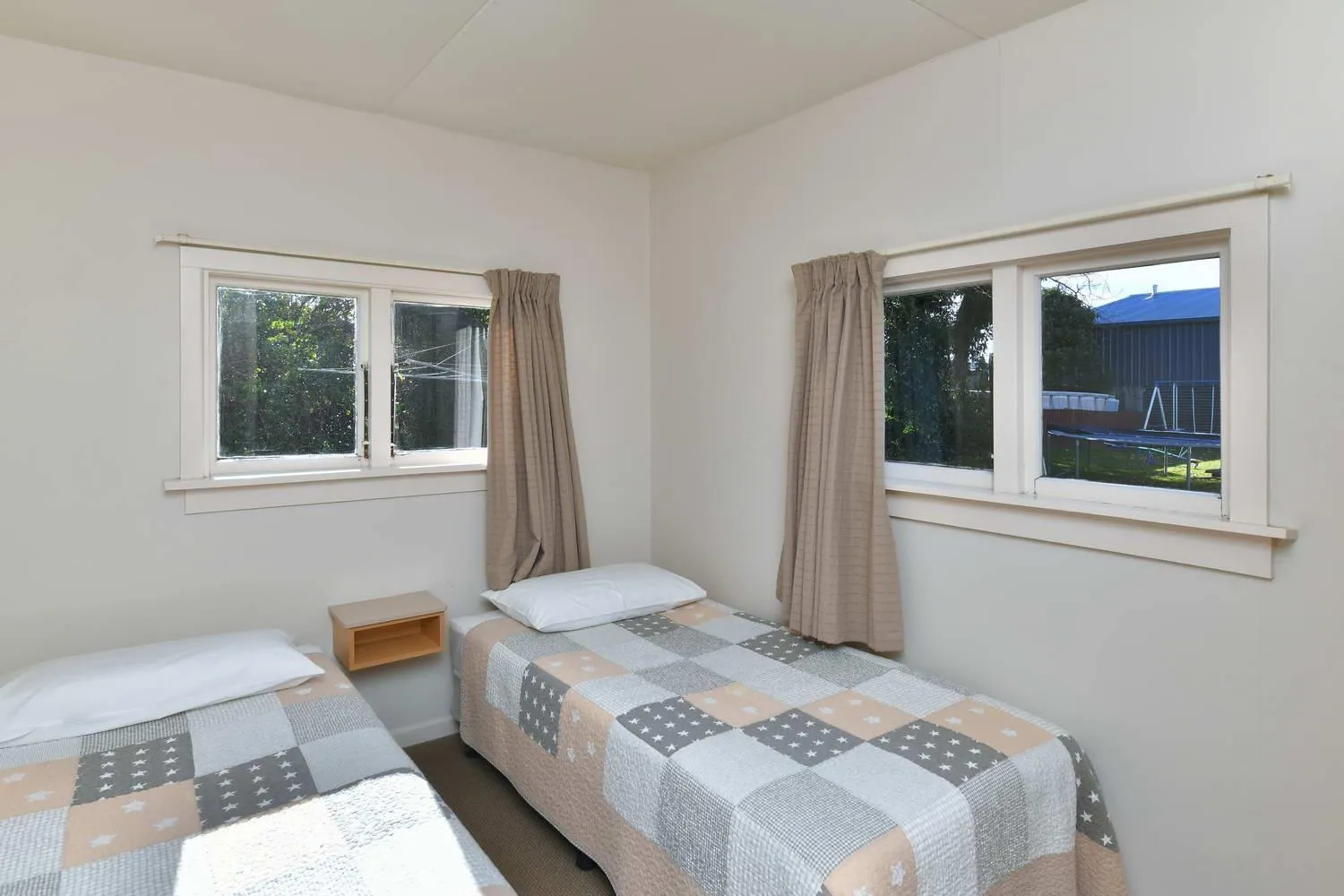 Bedroom, Bed in Wayside Motel