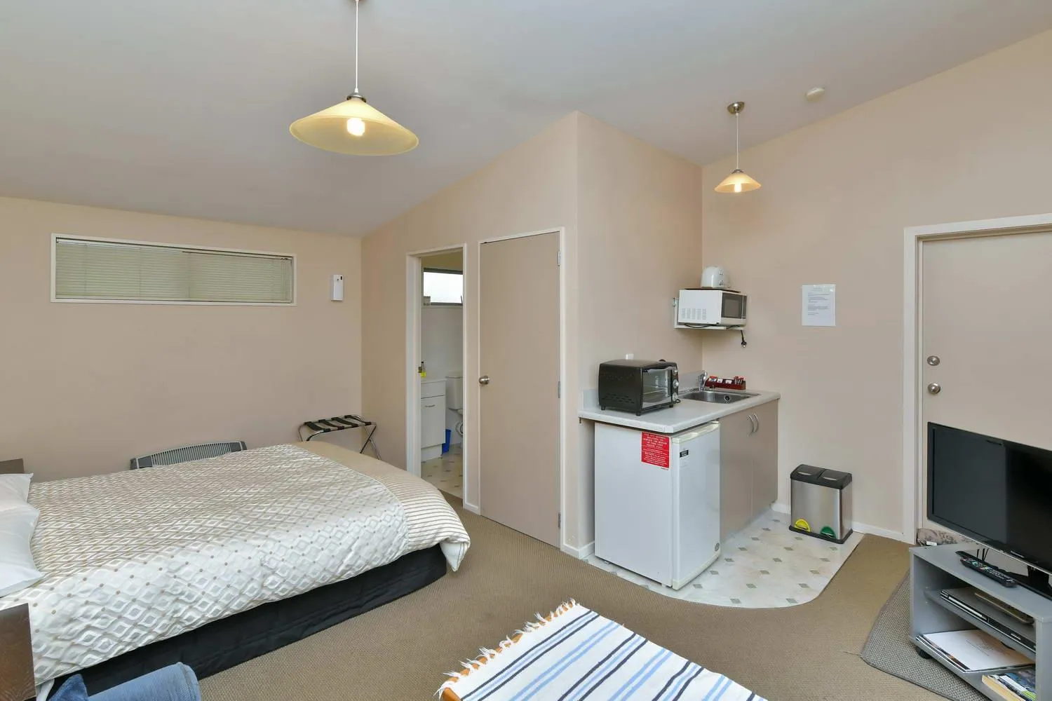 Kitchen or kitchenette, Bed in Wayside Motel