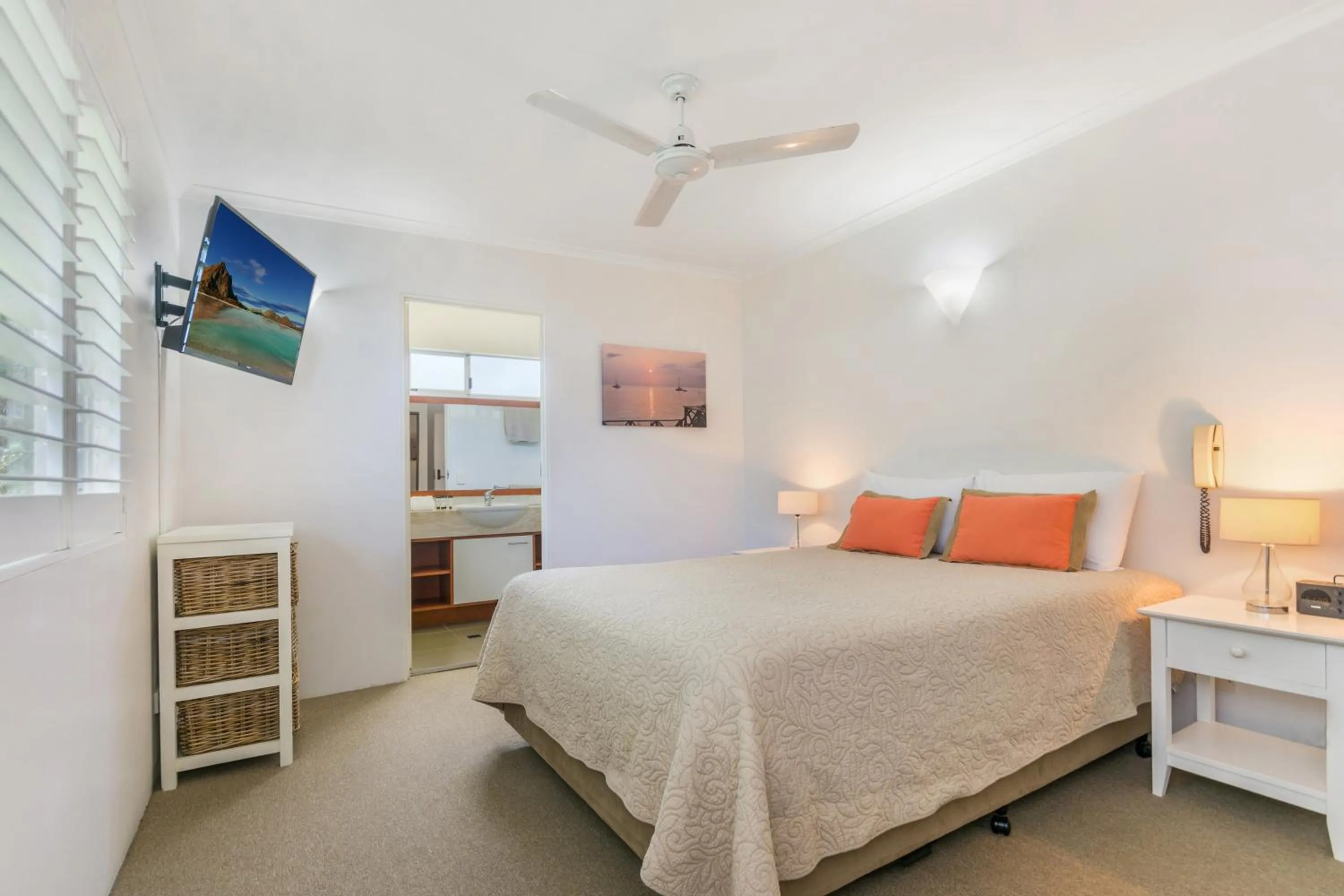 Bathroom, Bed in Bali Hai Apartments Noosa
