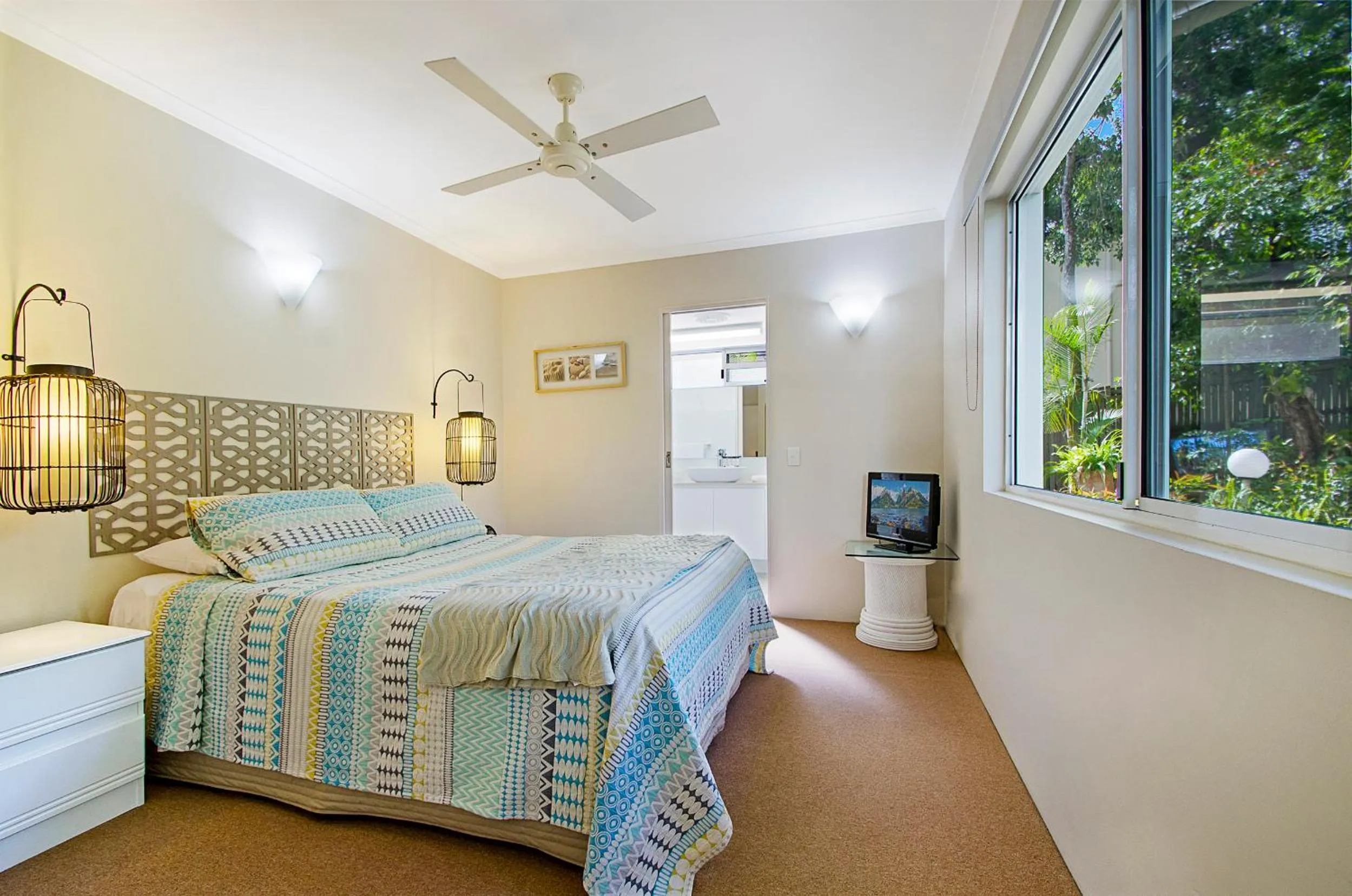 Shower, Bed in Bali Hai Apartments Noosa