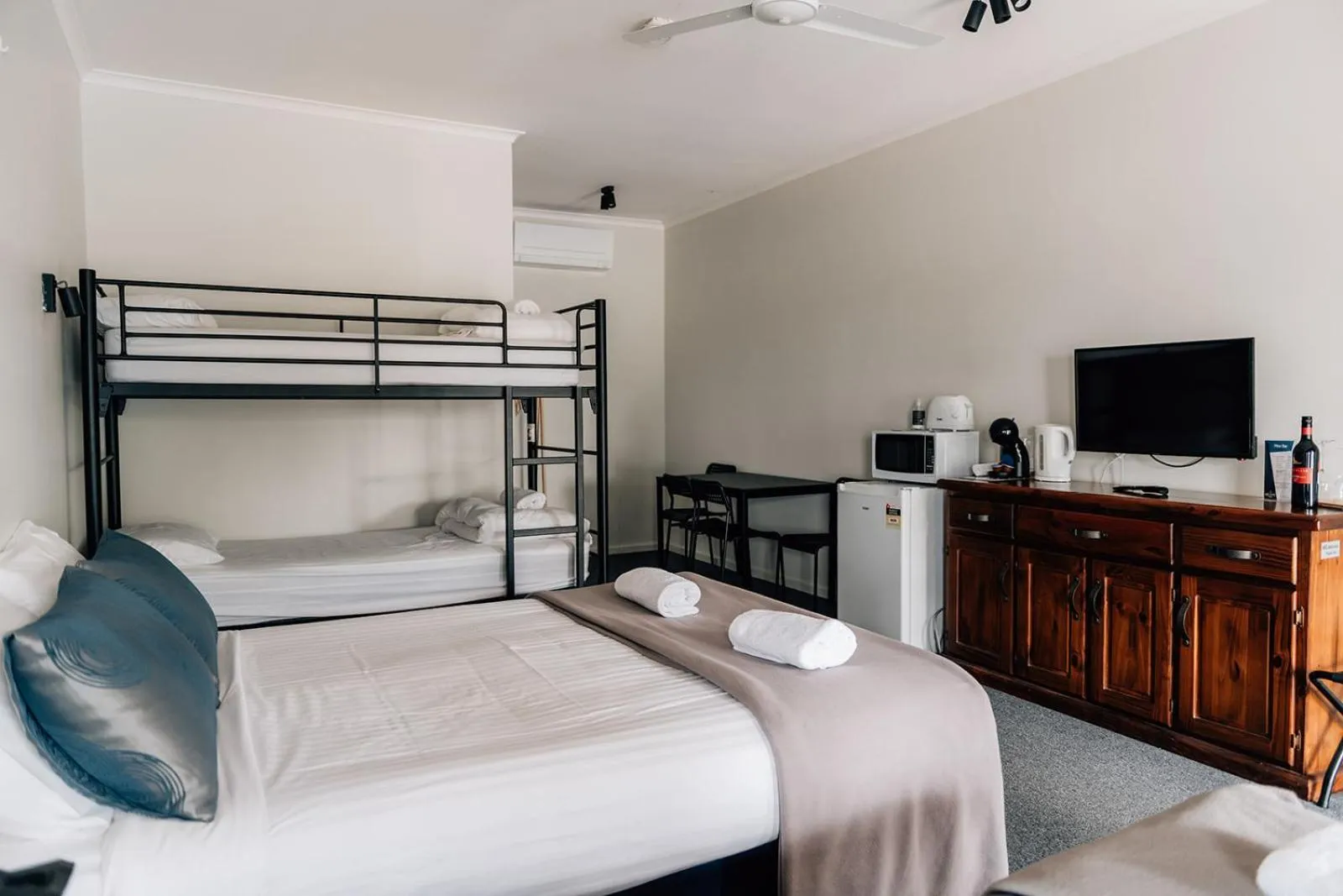 Bedroom, Bed in Port Albert Motel