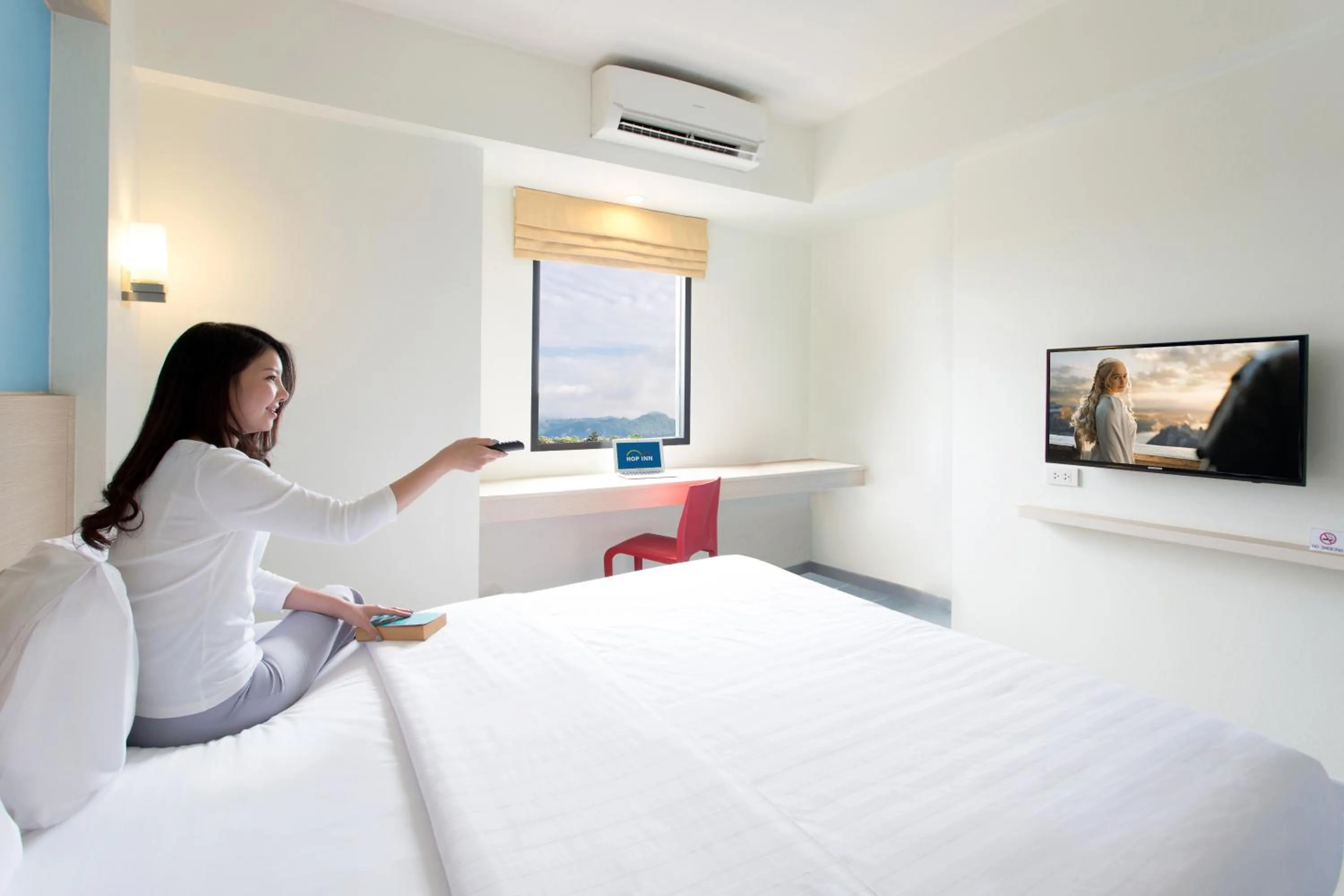 TV and multimedia, Bed in Hop Inn Hotel Makati Avenue Manila