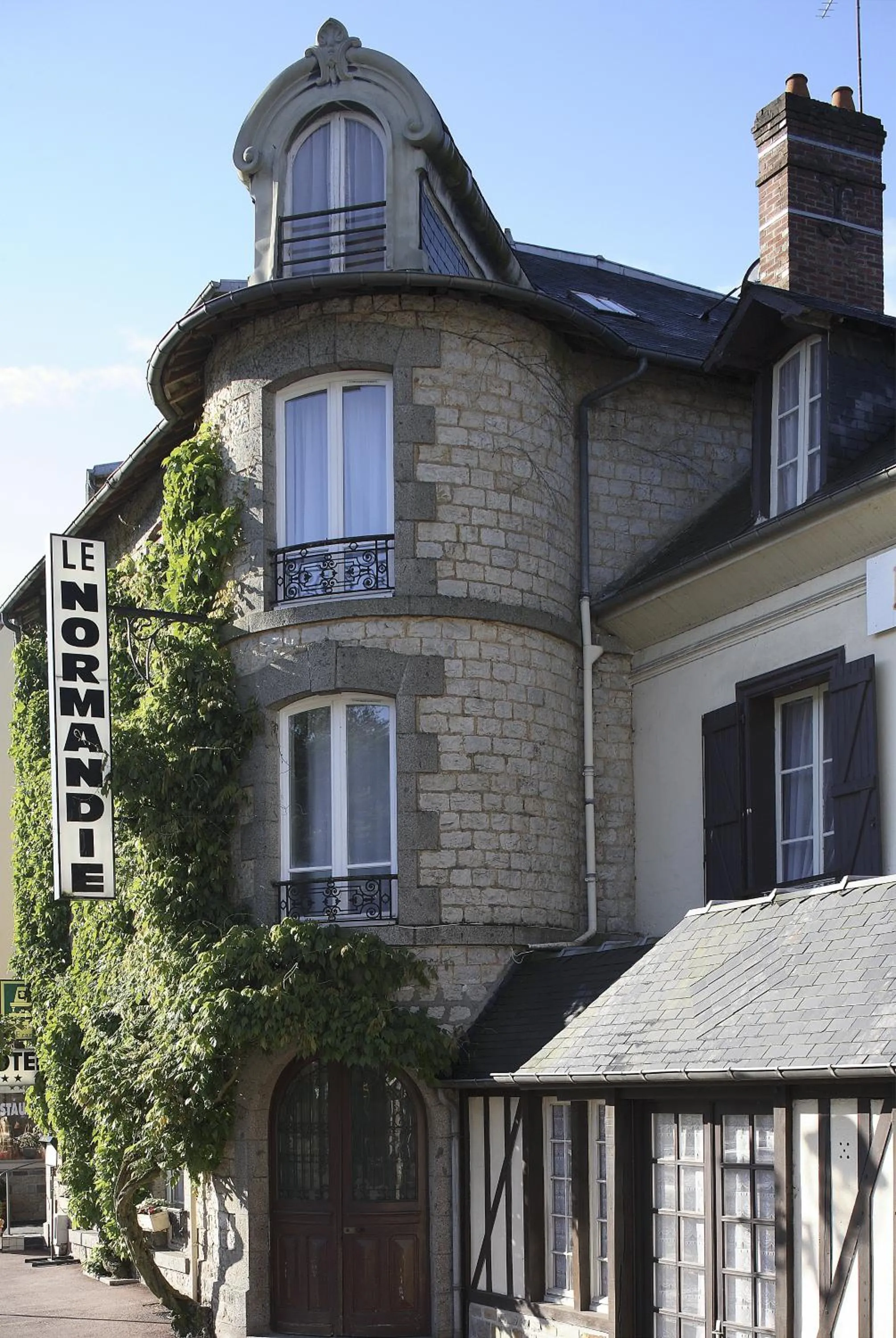 Property building in Hôtel Normandie Spa
