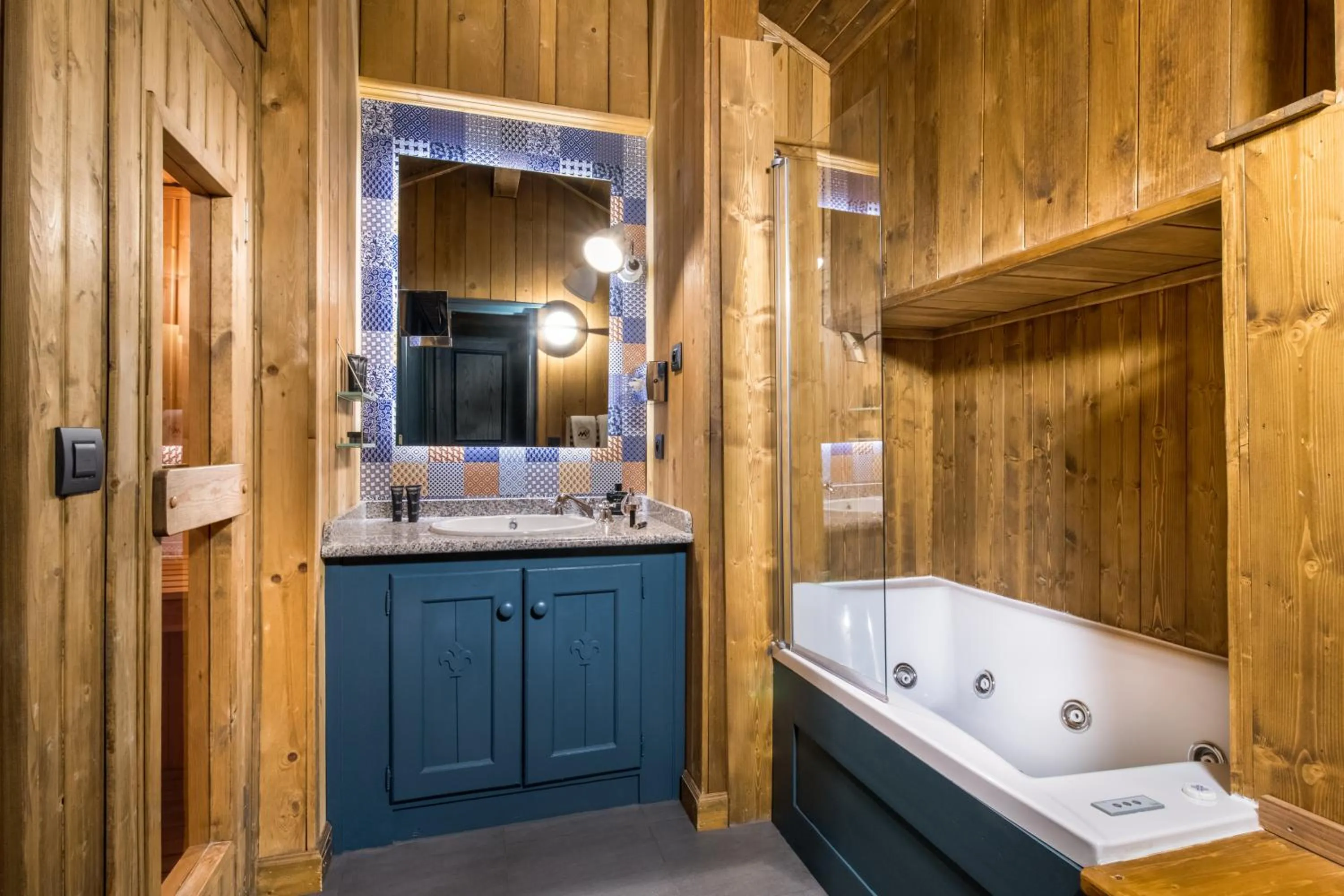 Hot Tub in Hôtel Village Montana by Les Etincelles