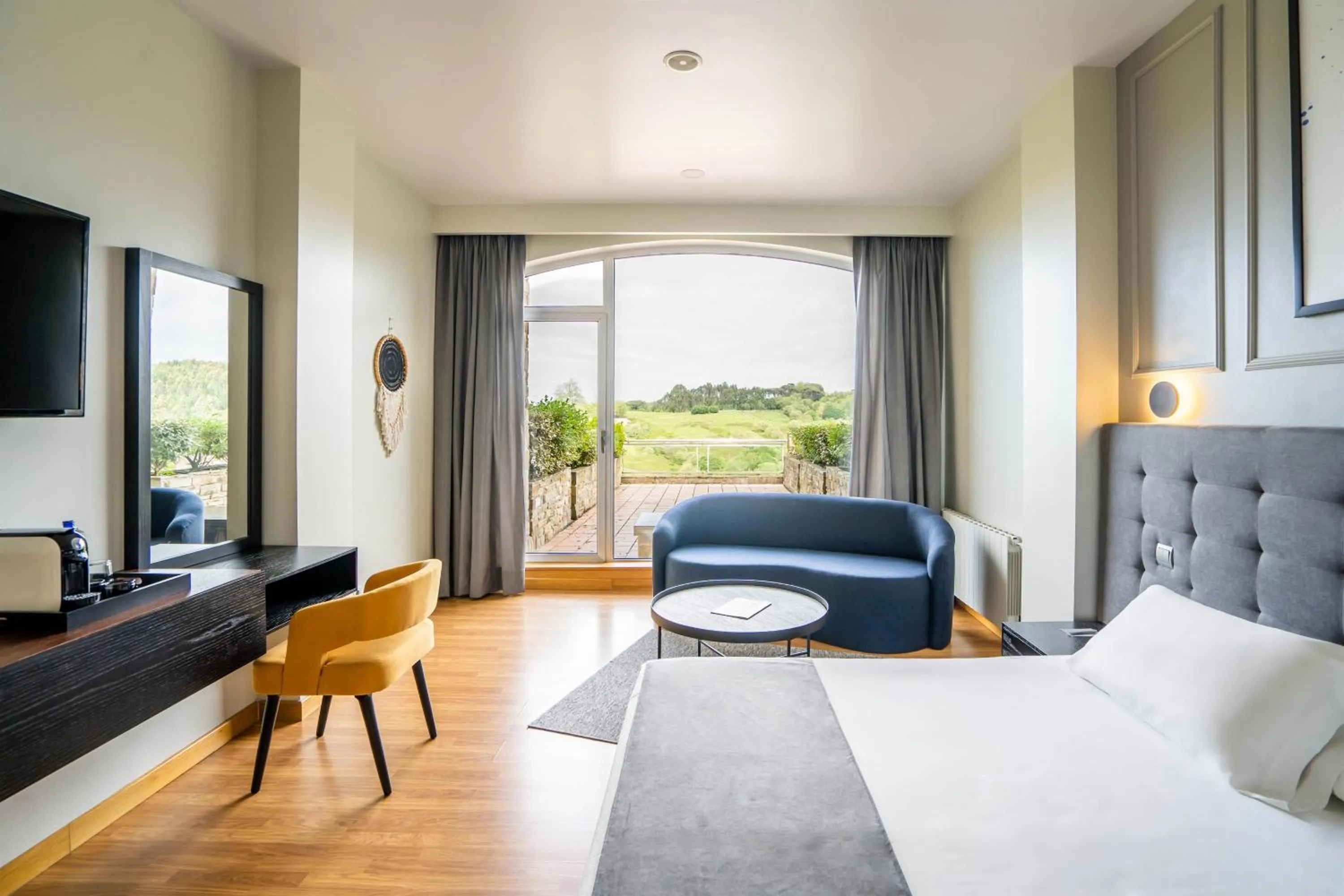 Photo of the whole room, Bed in Abba Comillas Hotel