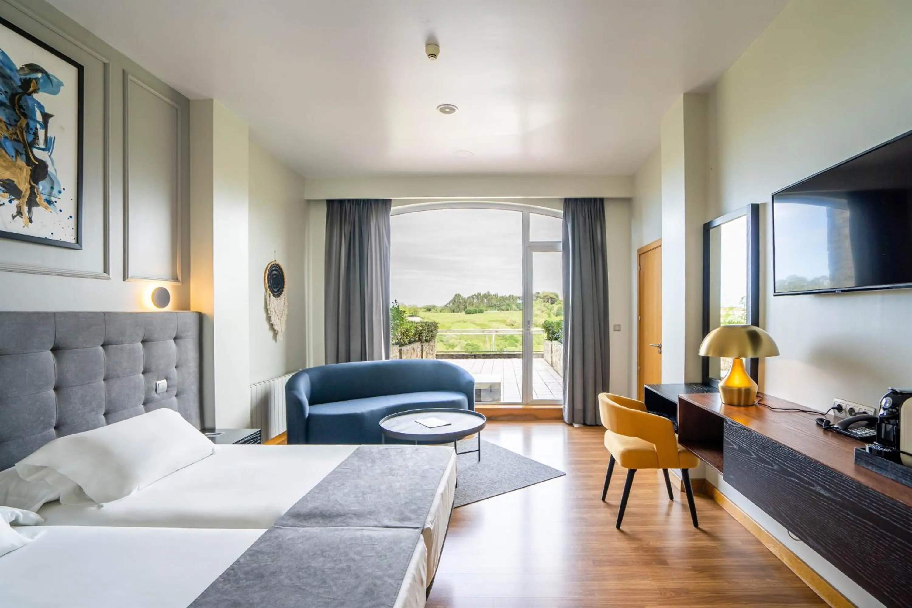 Photo of the whole room, Bed in Abba Comillas Hotel