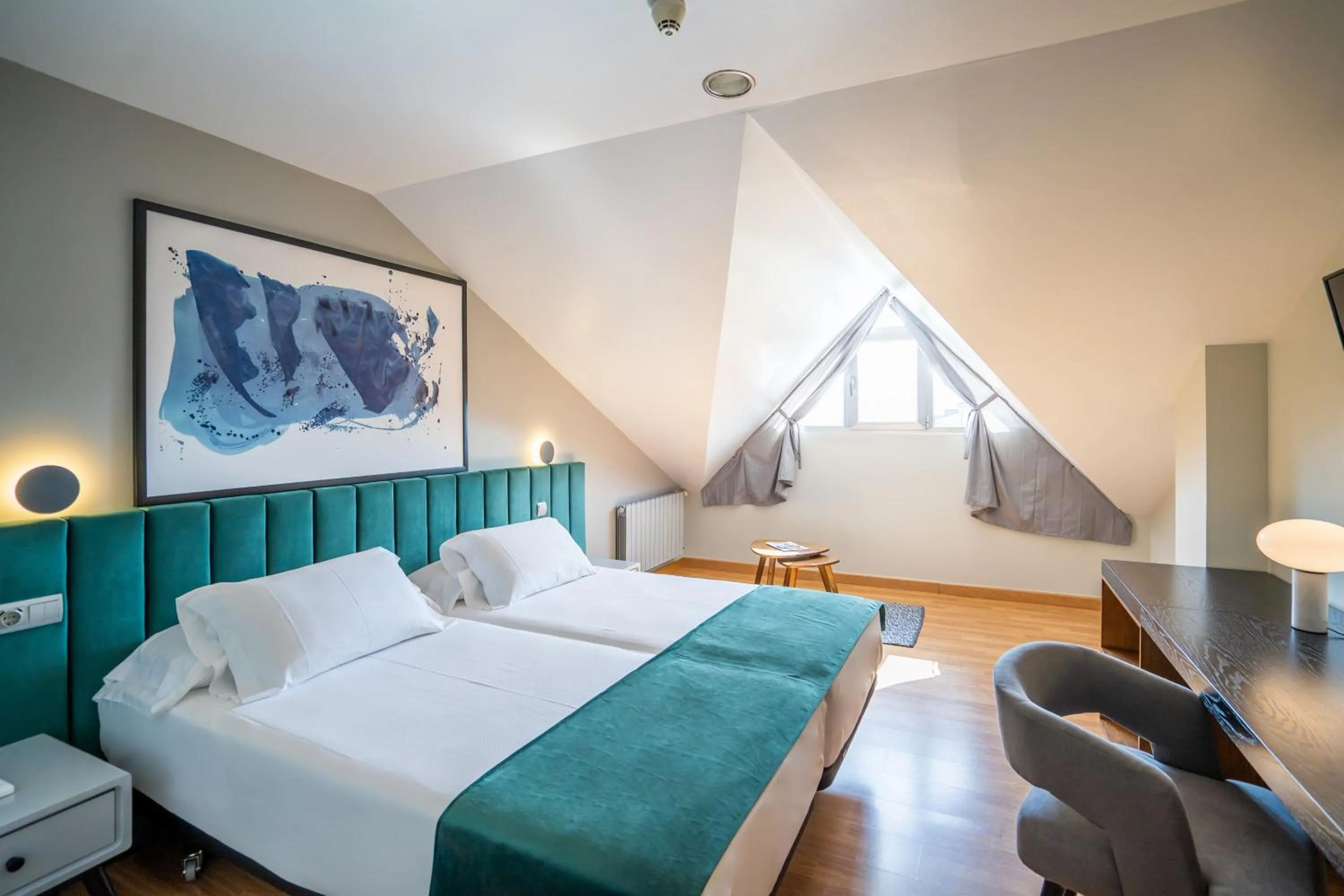 Photo of the whole room, Bed in Abba Comillas Hotel