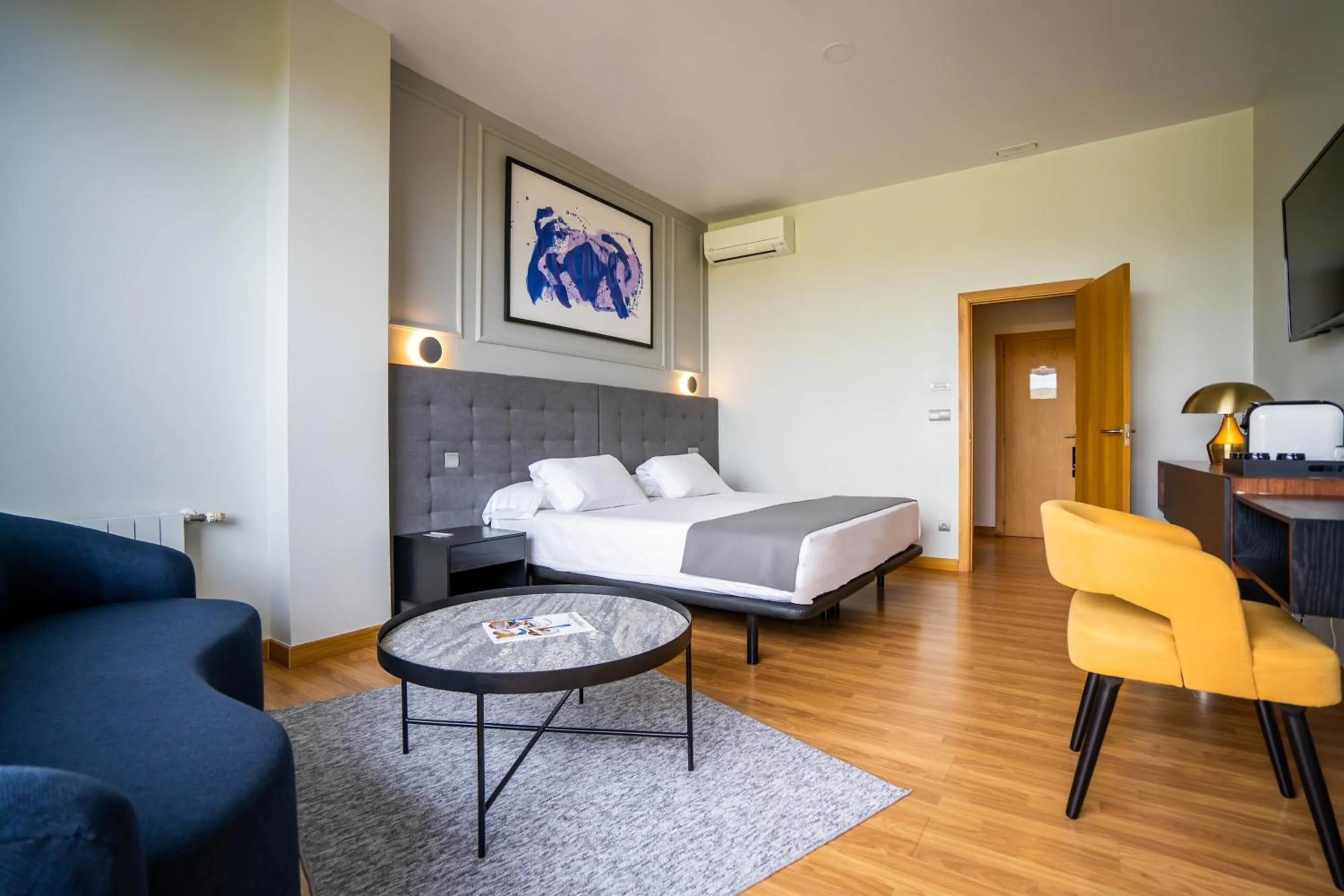 Photo of the whole room, Bed in Abba Comillas Hotel