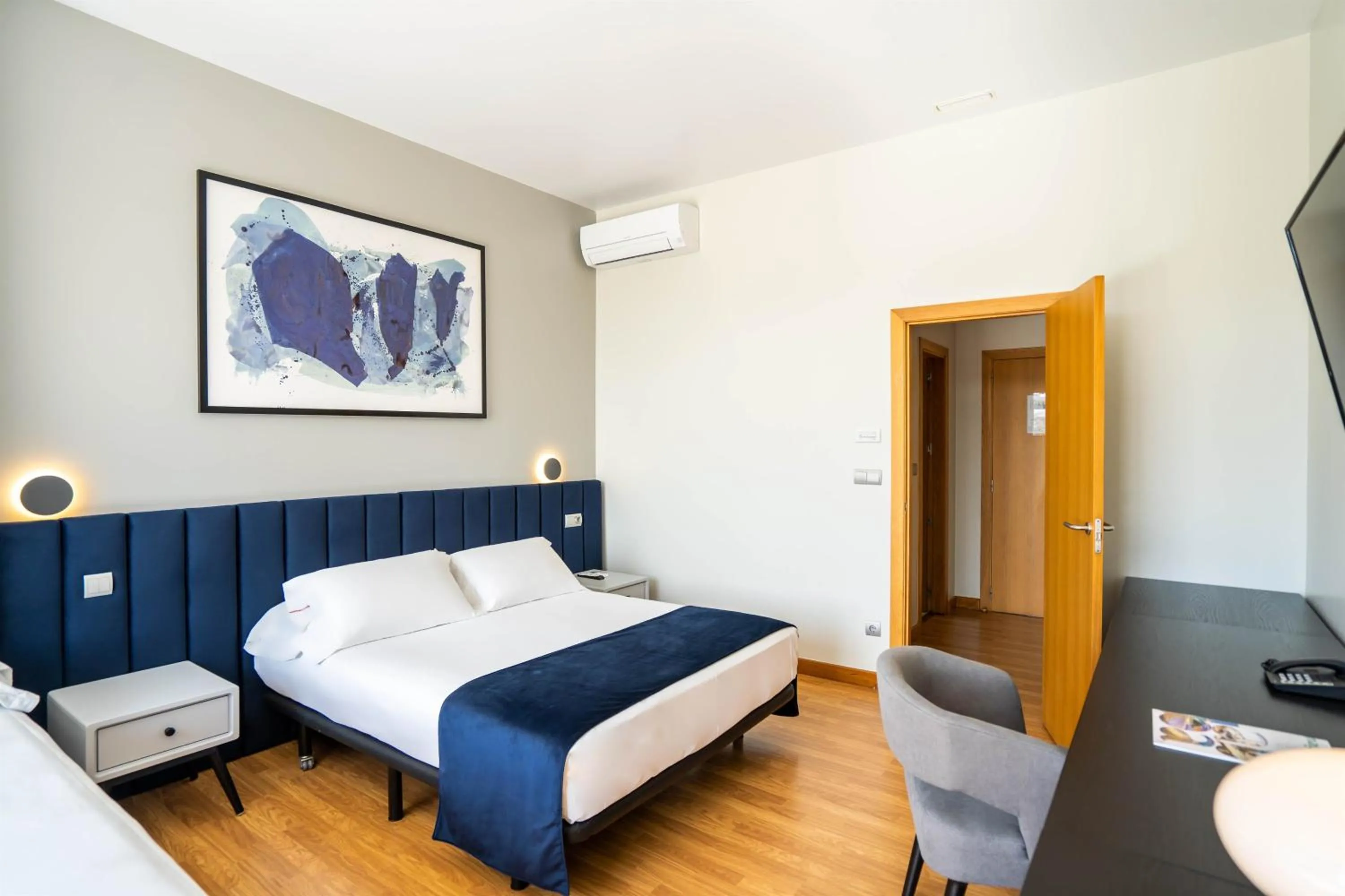 Photo of the whole room, Bed in Abba Comillas Hotel