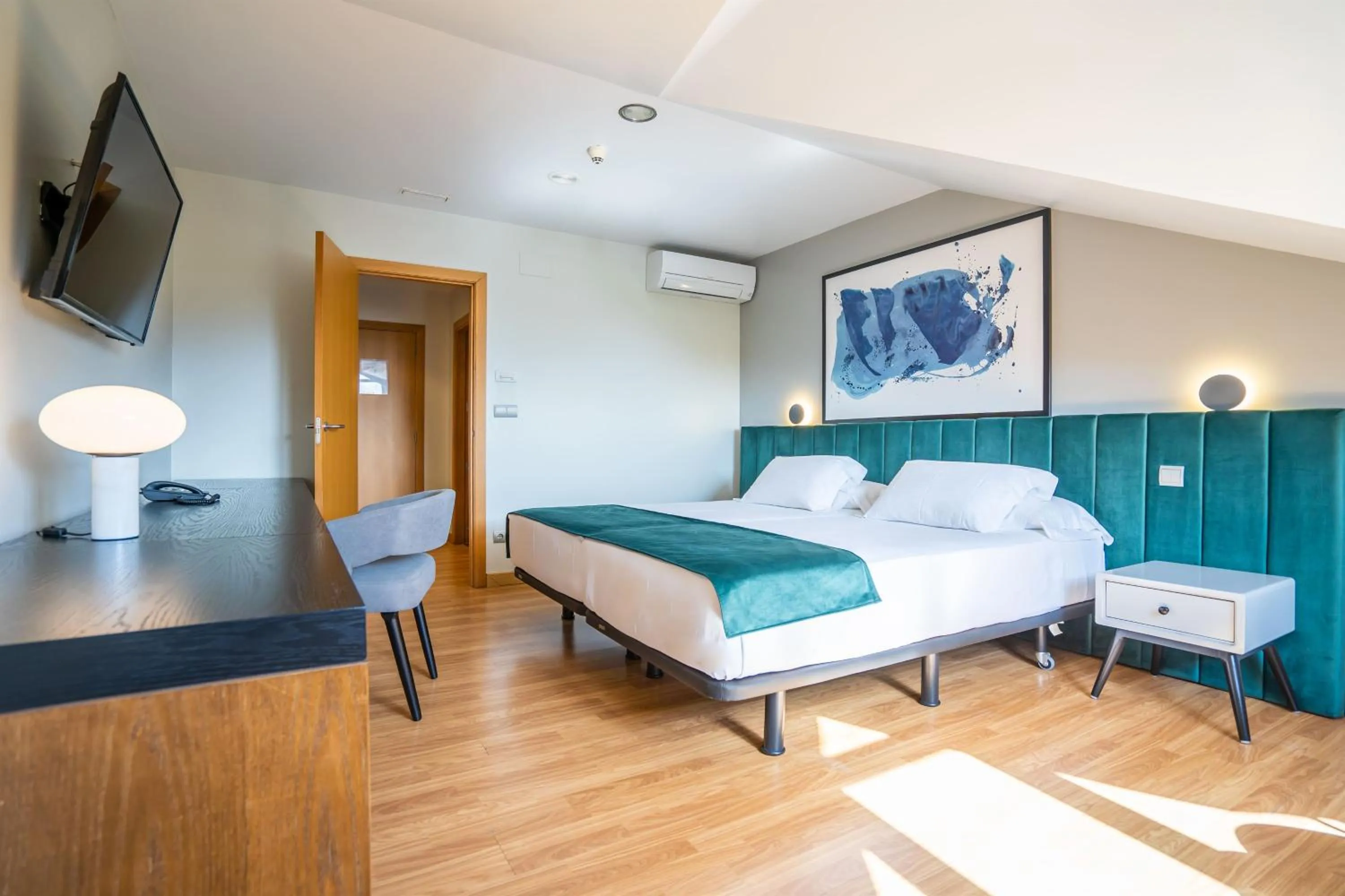 Photo of the whole room, Bed in Abba Comillas Hotel