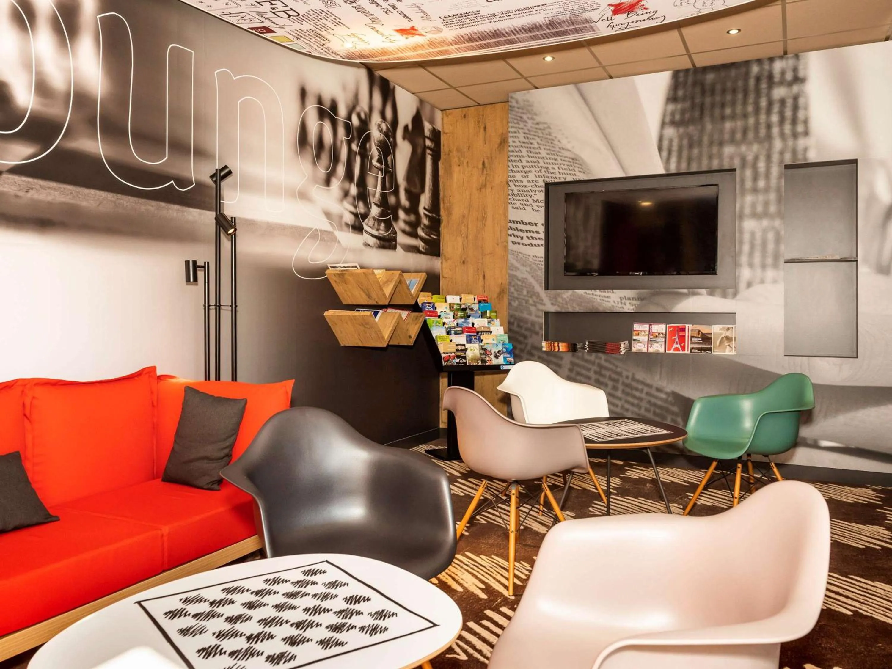 Lounge or bar in ibis Saint-Die