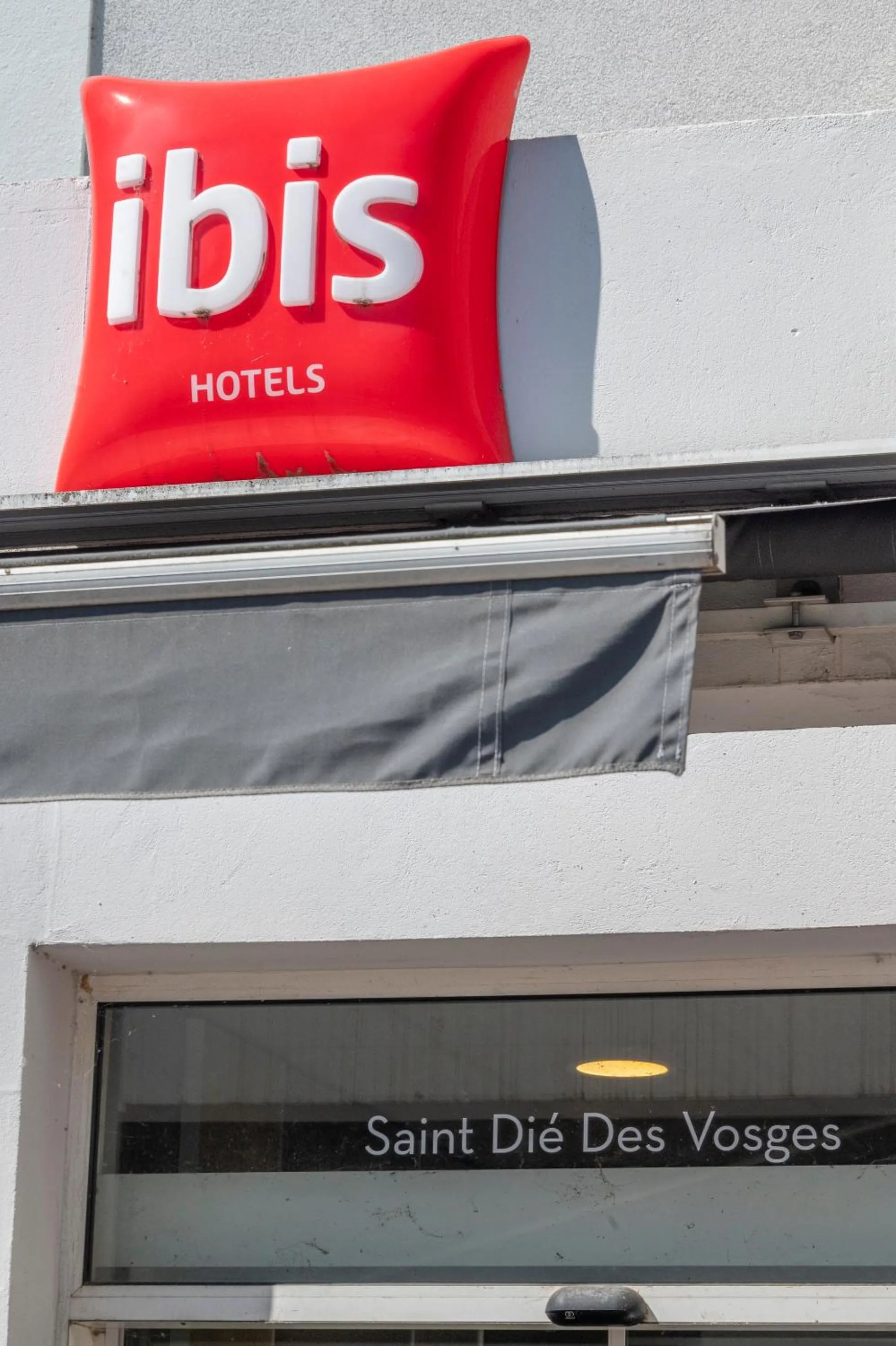 Property logo or sign in ibis Saint-Die