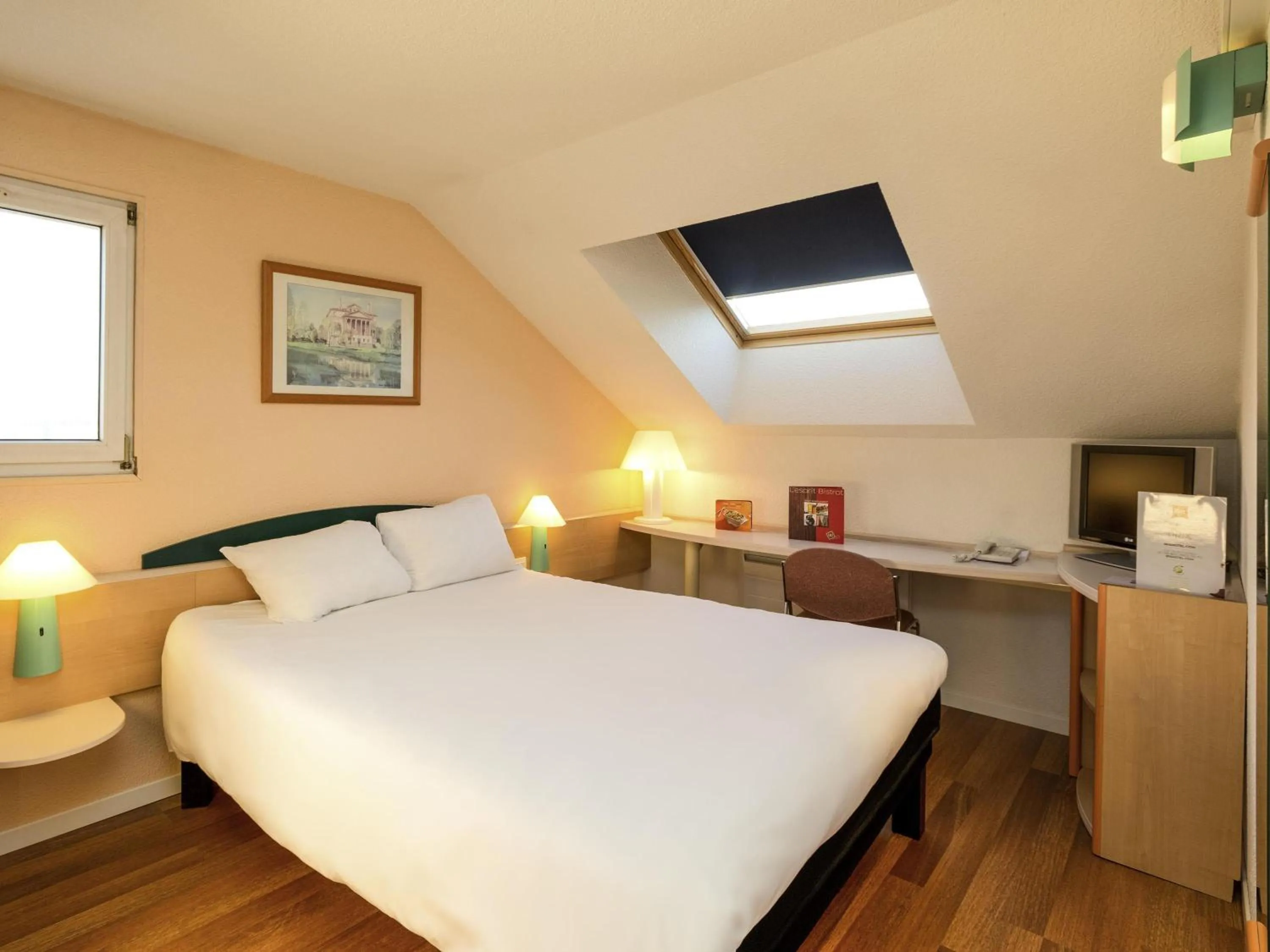 Bedroom, Bed in ibis Saint-Die