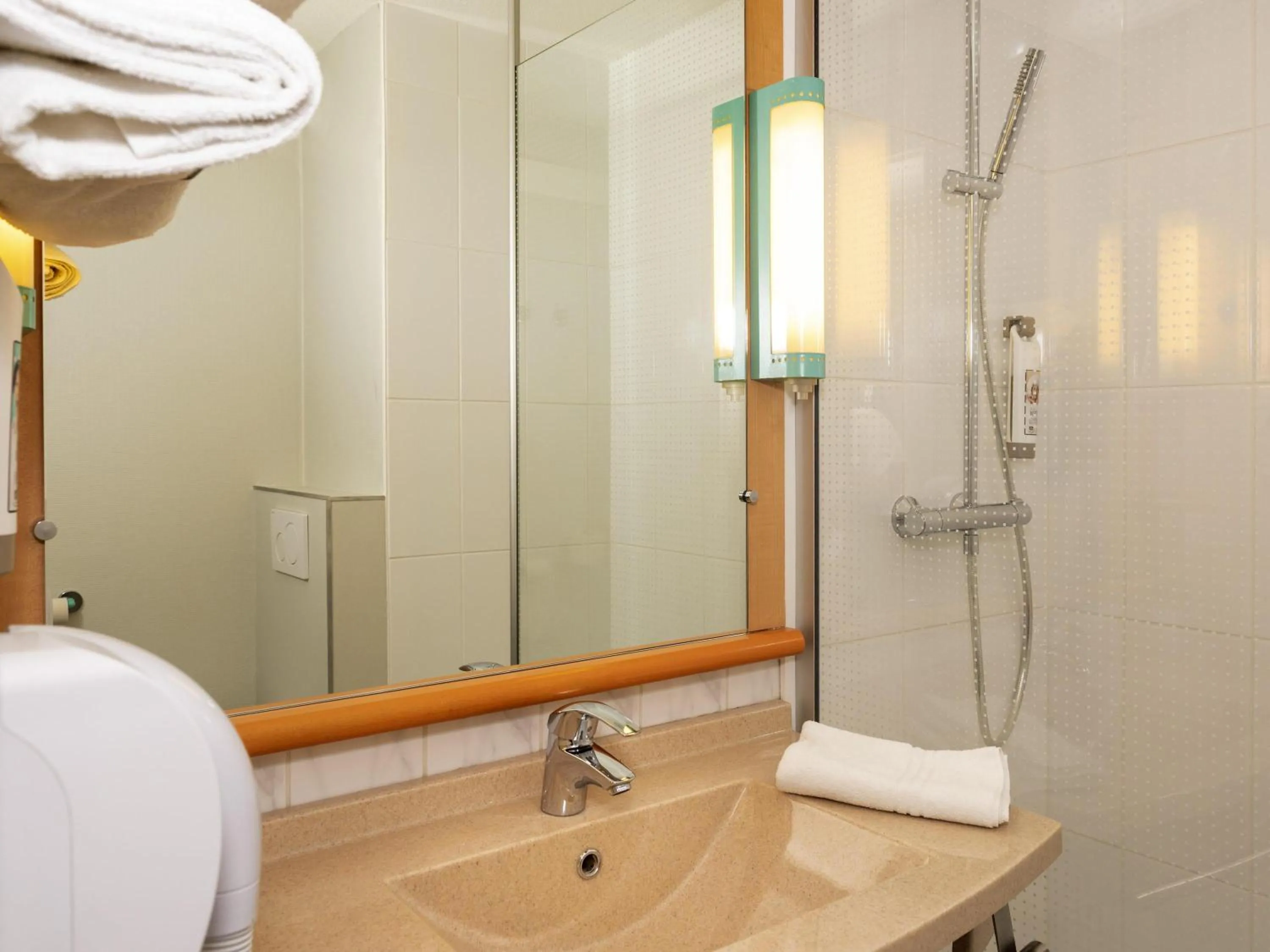 Bedroom in ibis Saint-Die