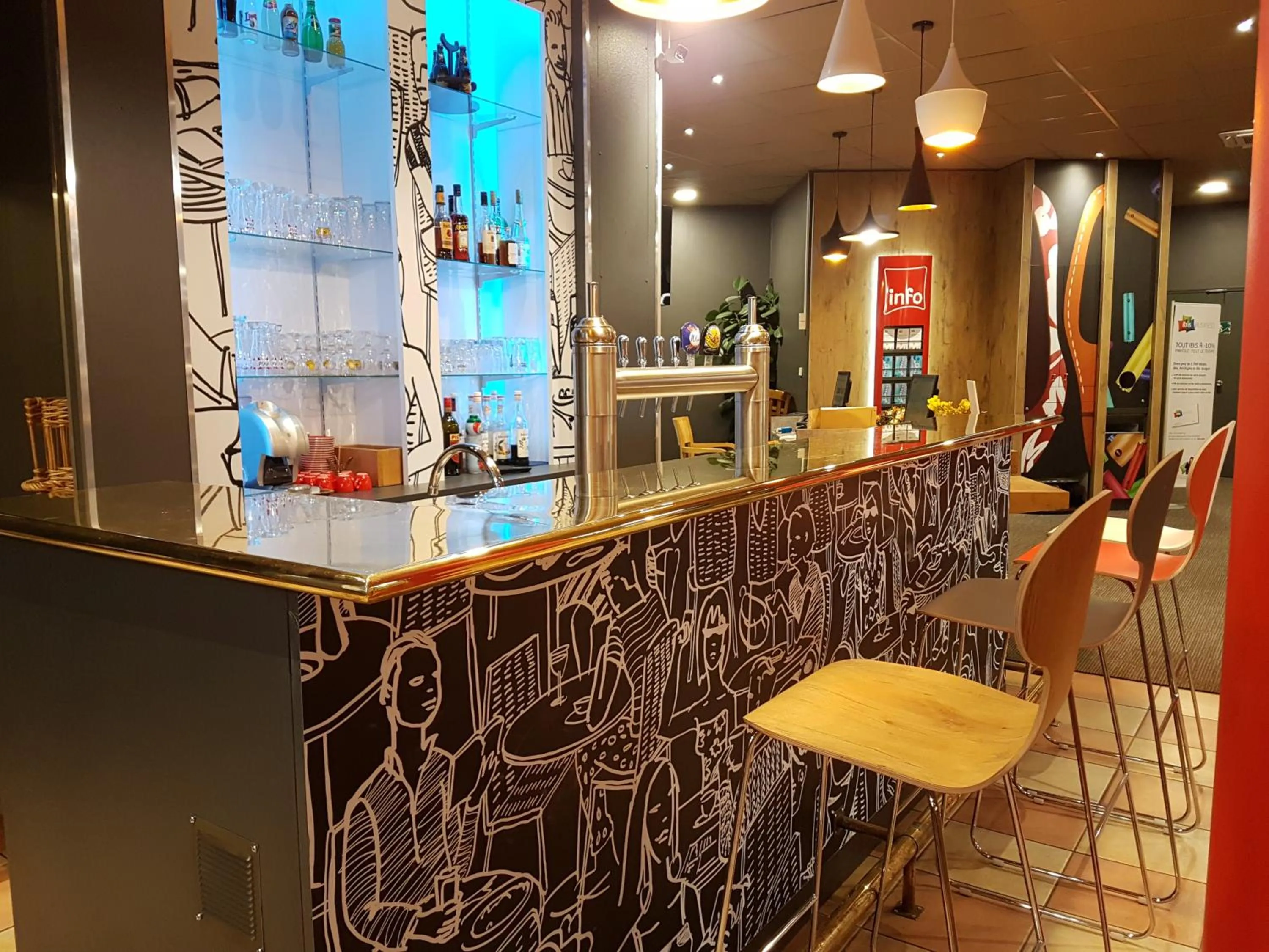 Lounge or bar in ibis Saint-Die
