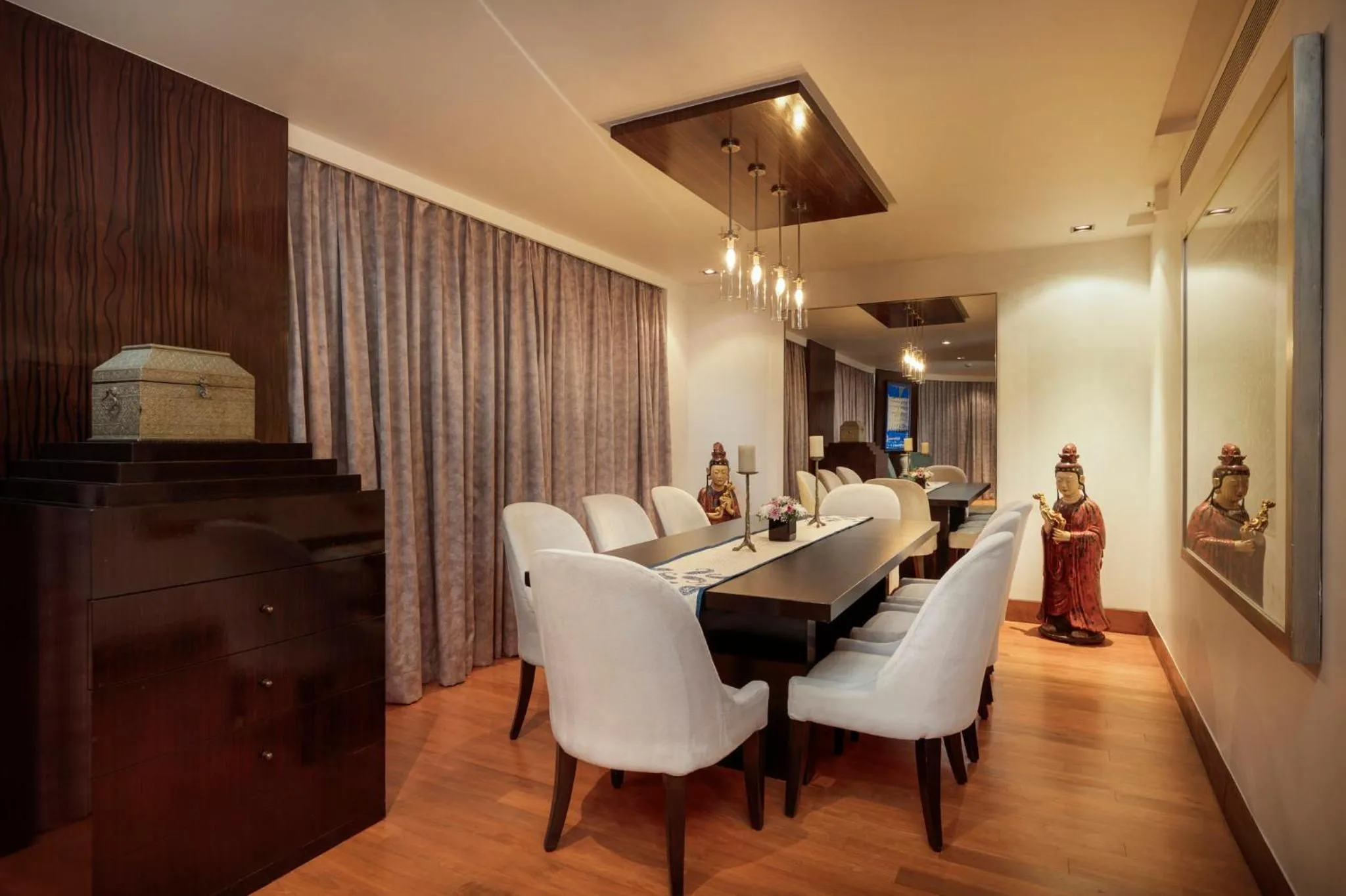 Photo of the whole room in InterContinental Marine Drive Mumbai by IHG