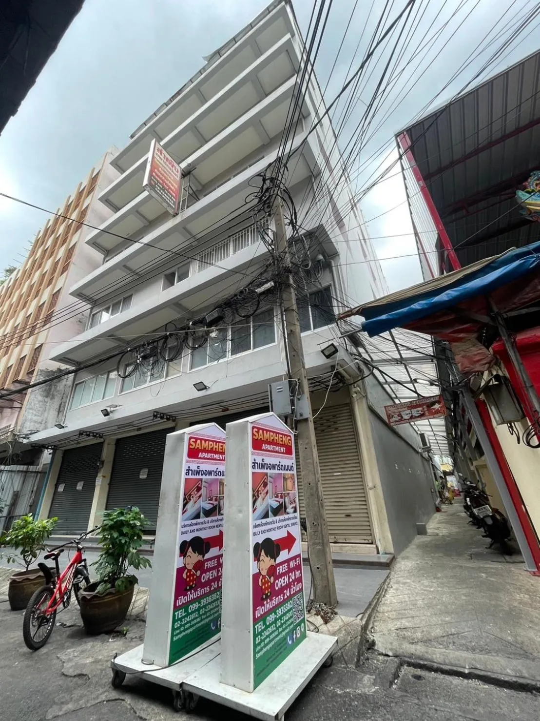Facade/entrance in Sampheng Apartment