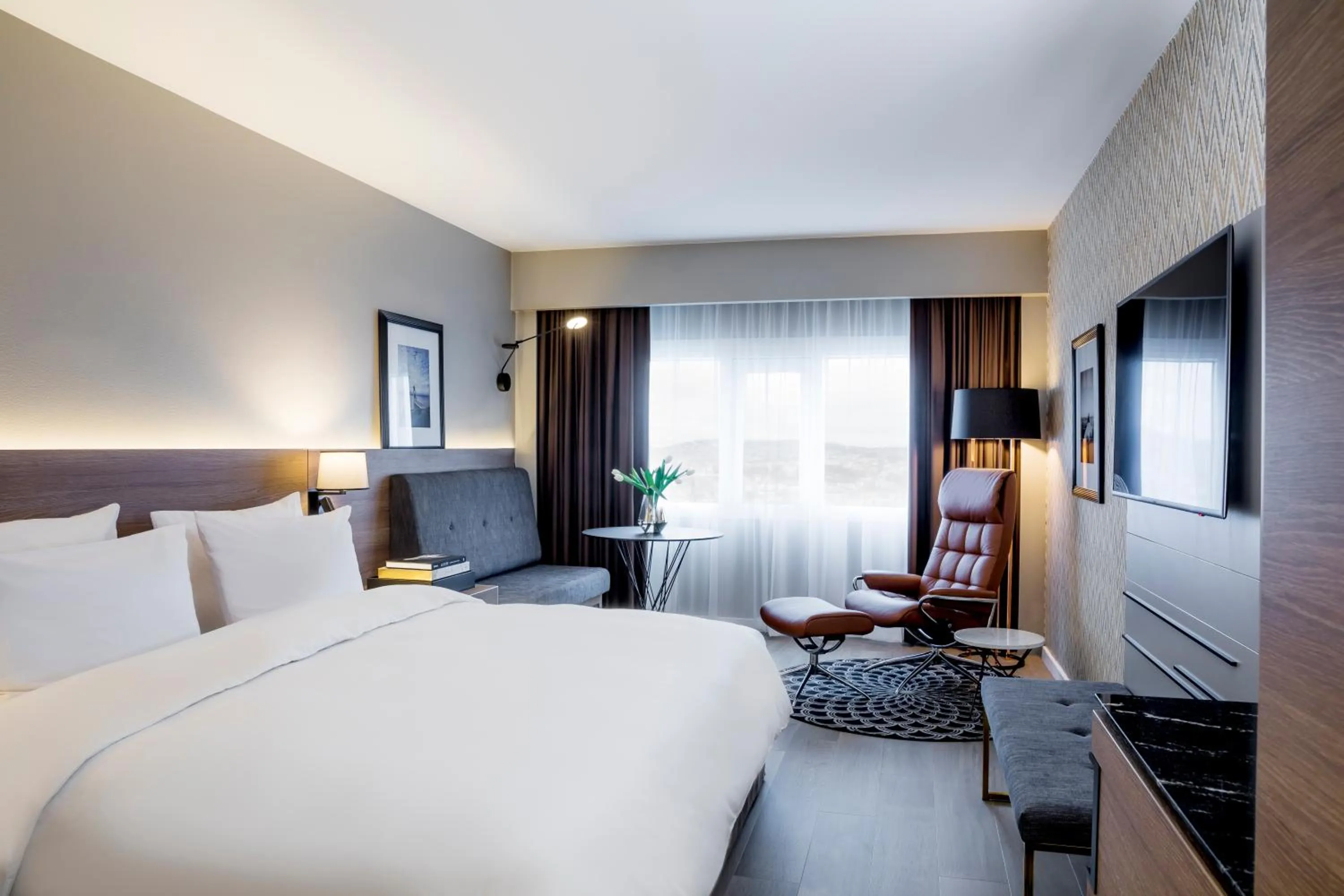 Shower, Bed in Radisson Blu Plaza Hotel, Oslo