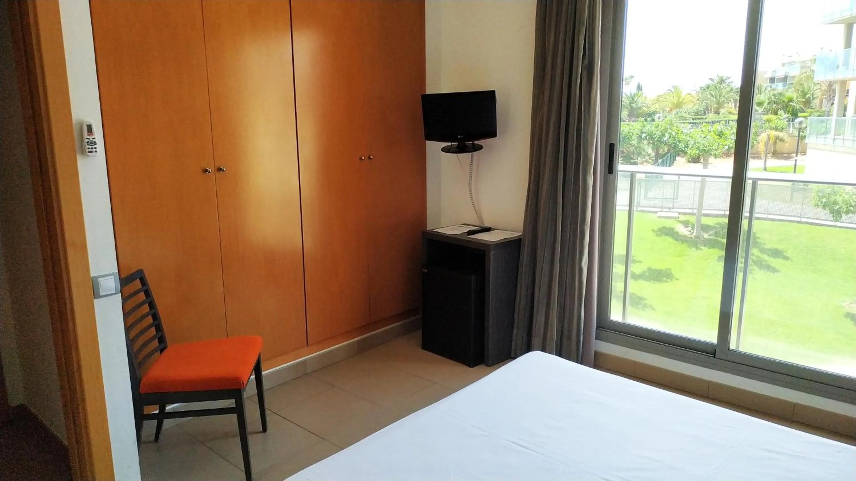 TV and multimedia, Bed in Alcocebre Suites Hotel