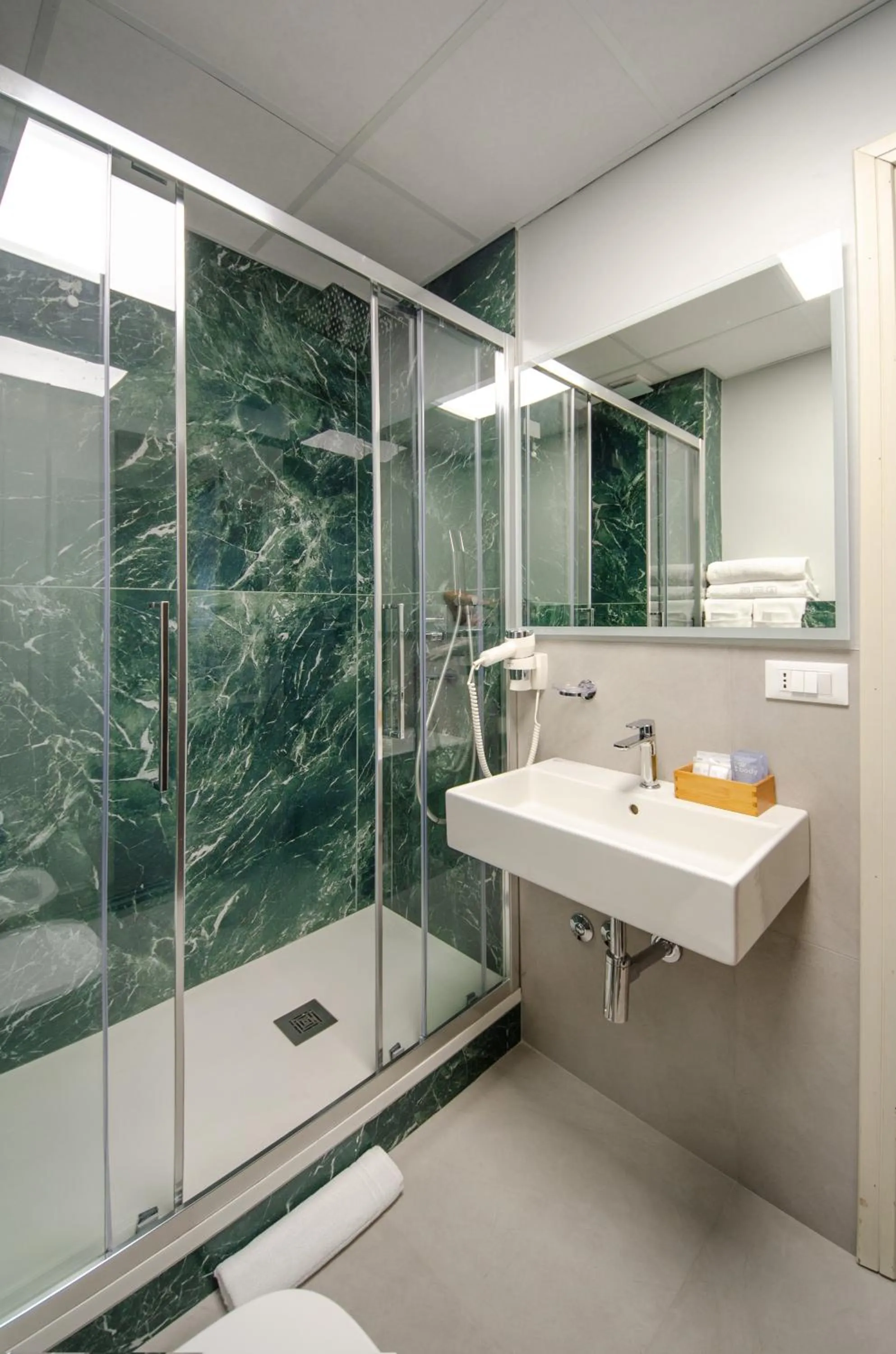 Shower in Hotel Palace del Conero