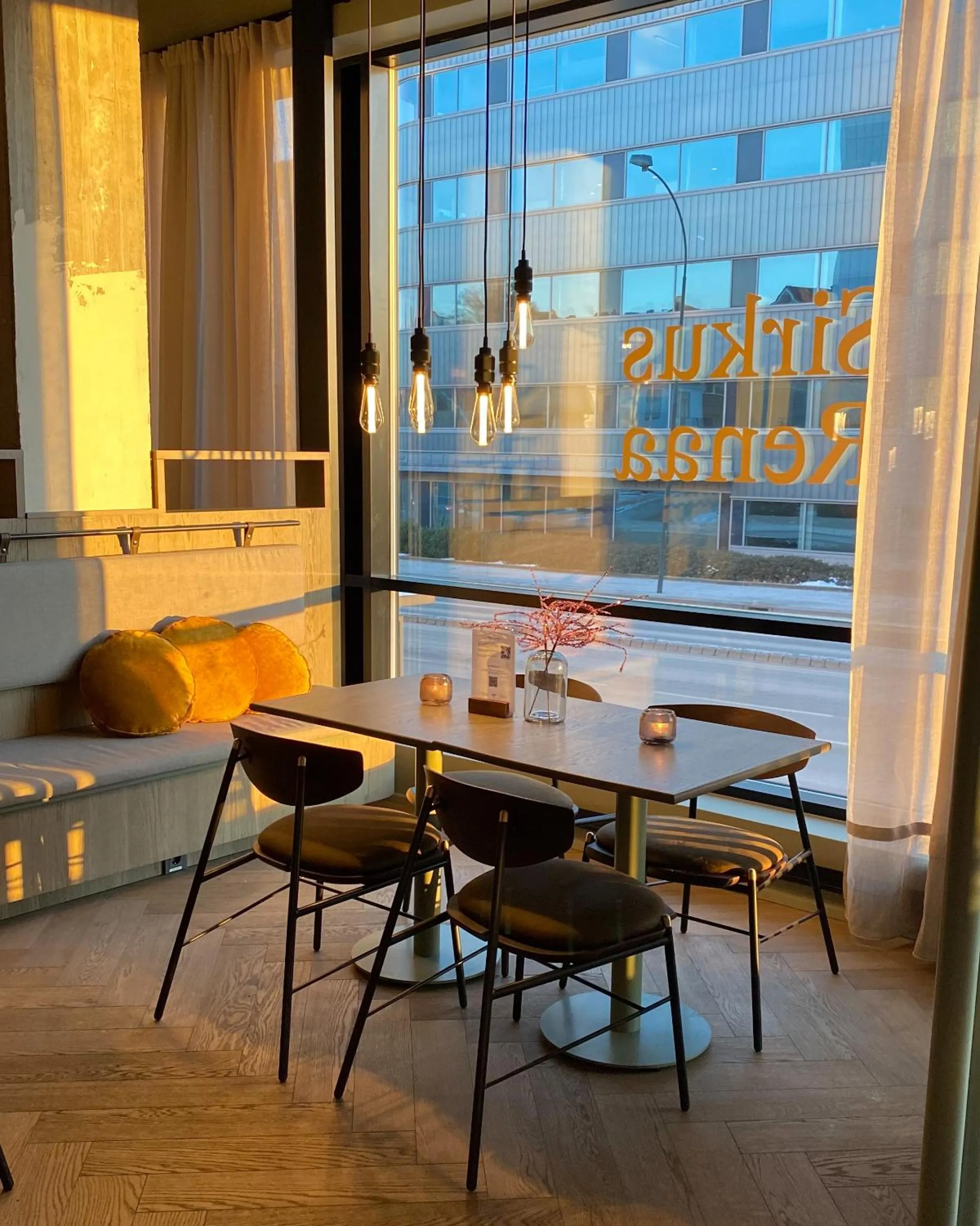 Restaurant/places to eat in Bjørvika Apartments - Sirkus Renaa