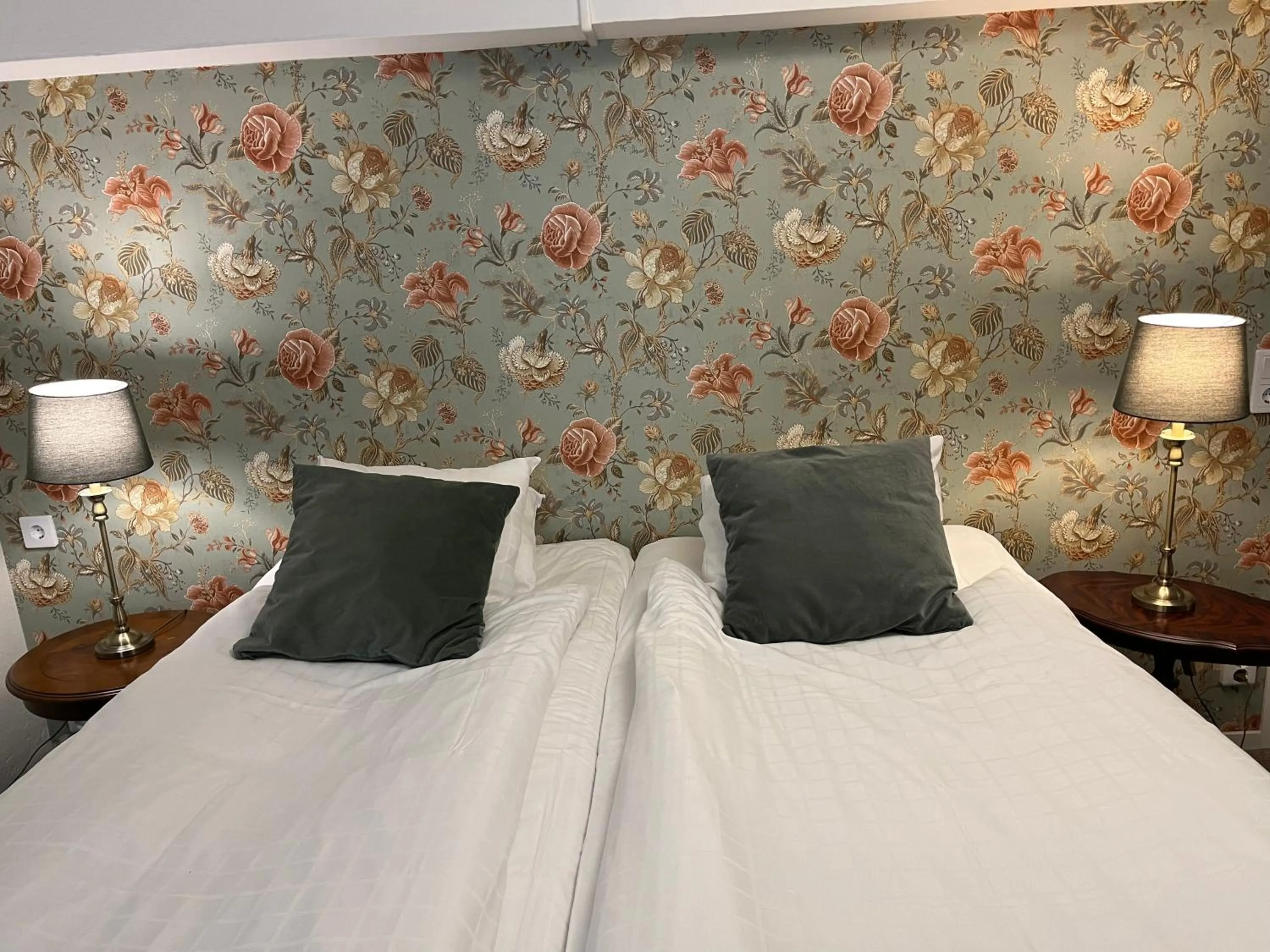 Property building, Bed in Hotell Bele