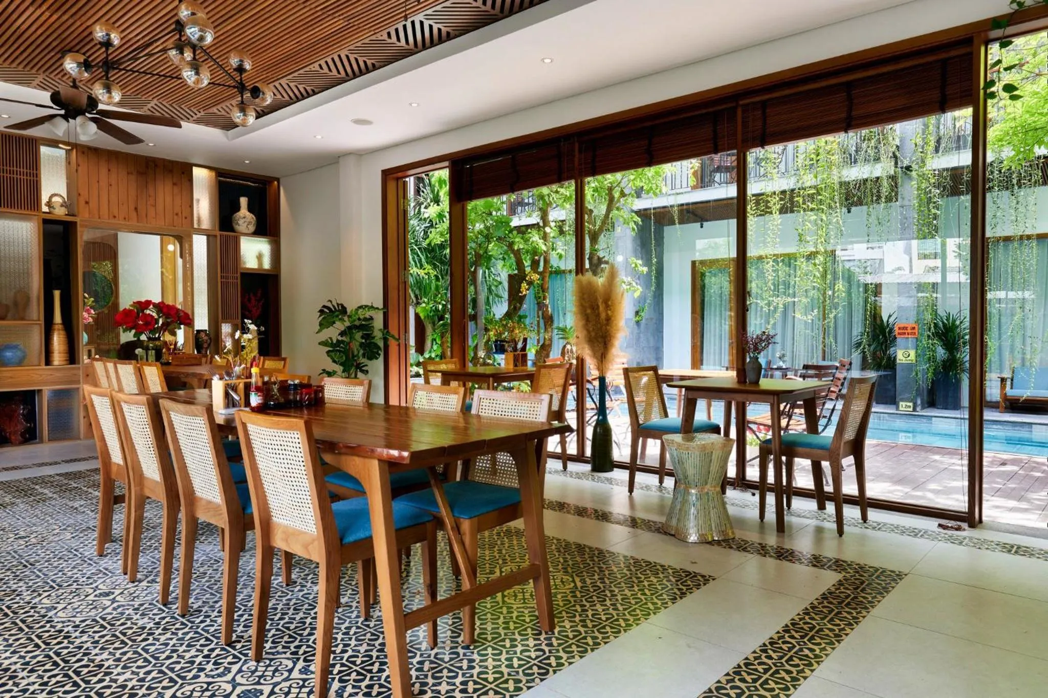 Restaurant/places to eat in Tam House Villa Hotel