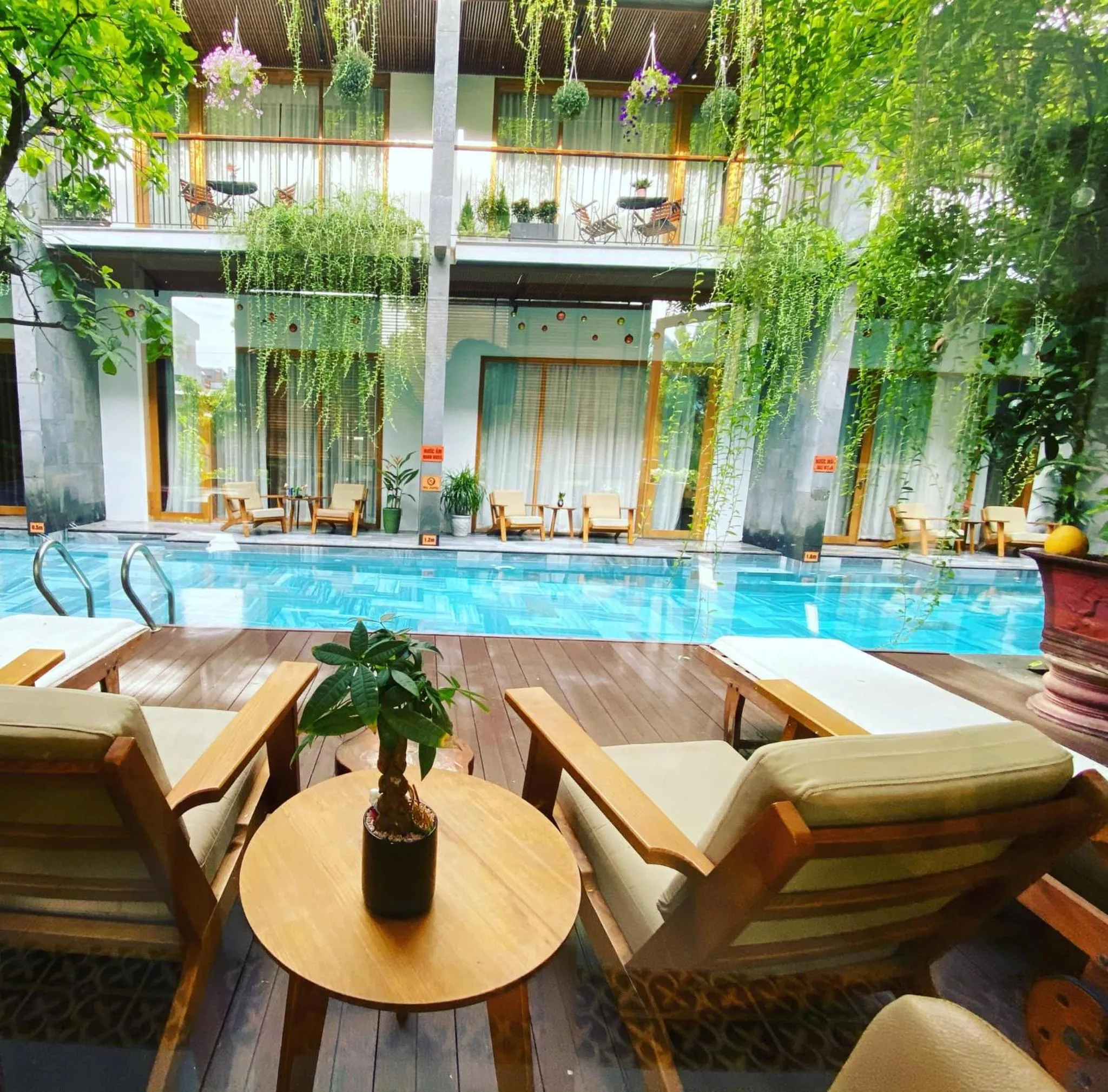 Swimming pool in Tam House Villa Hotel