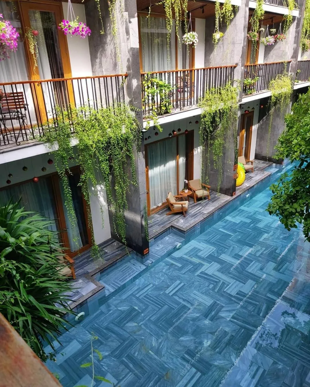 Swimming pool in Tam House Villa Hotel