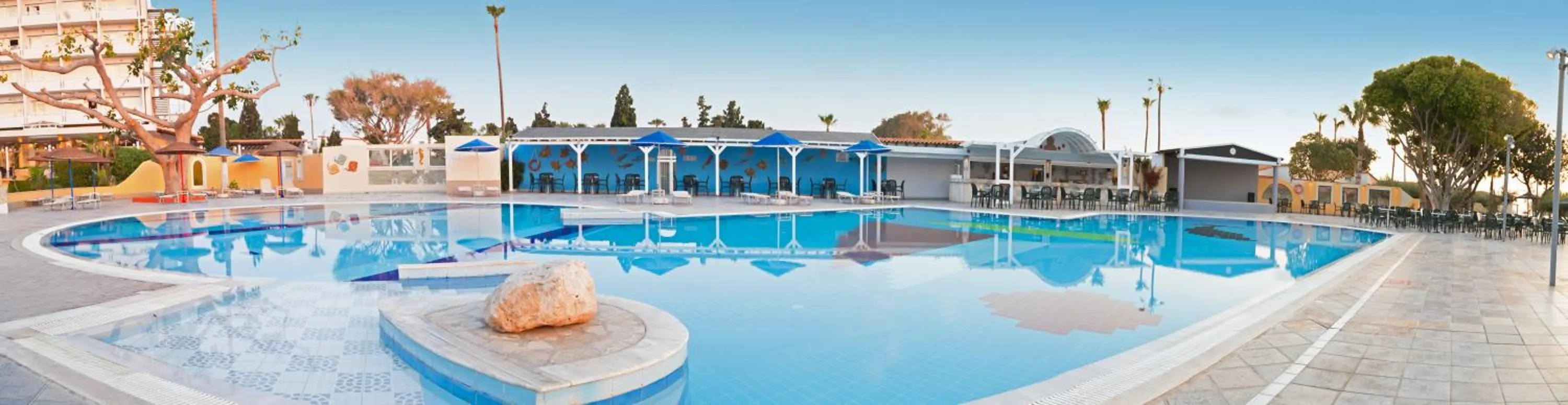 Pool view in Atlantis Hotel