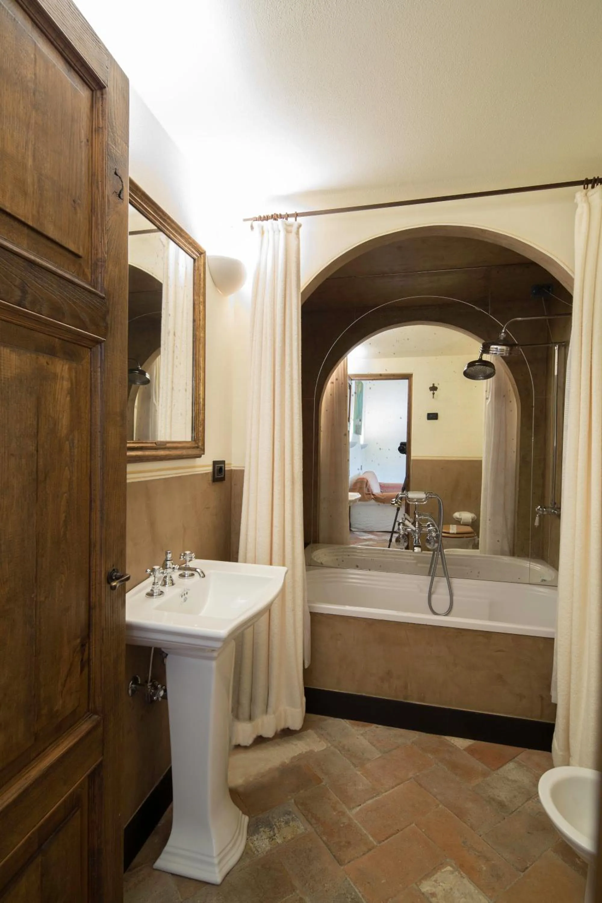 Shower, Bed in Resort La Ghiaia