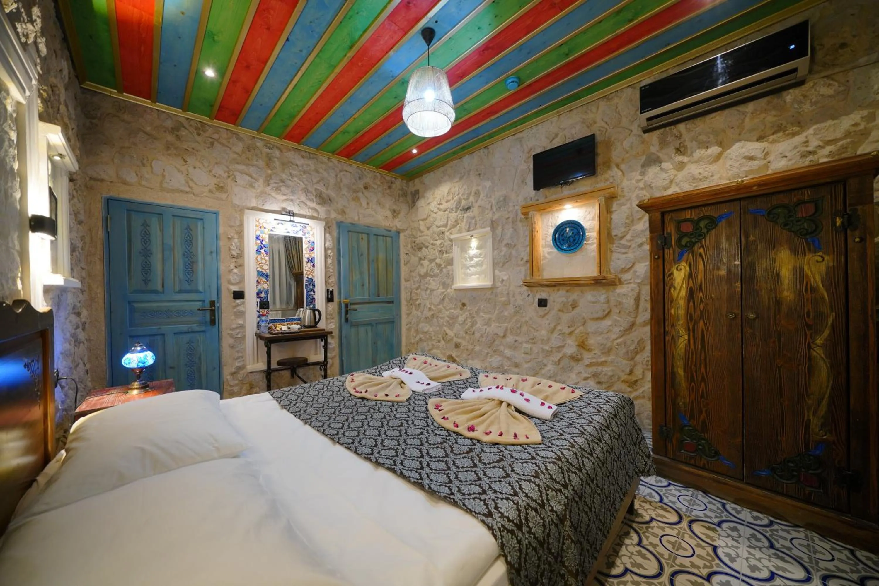 TV and multimedia, Bed in Mirzade Konak Hotel