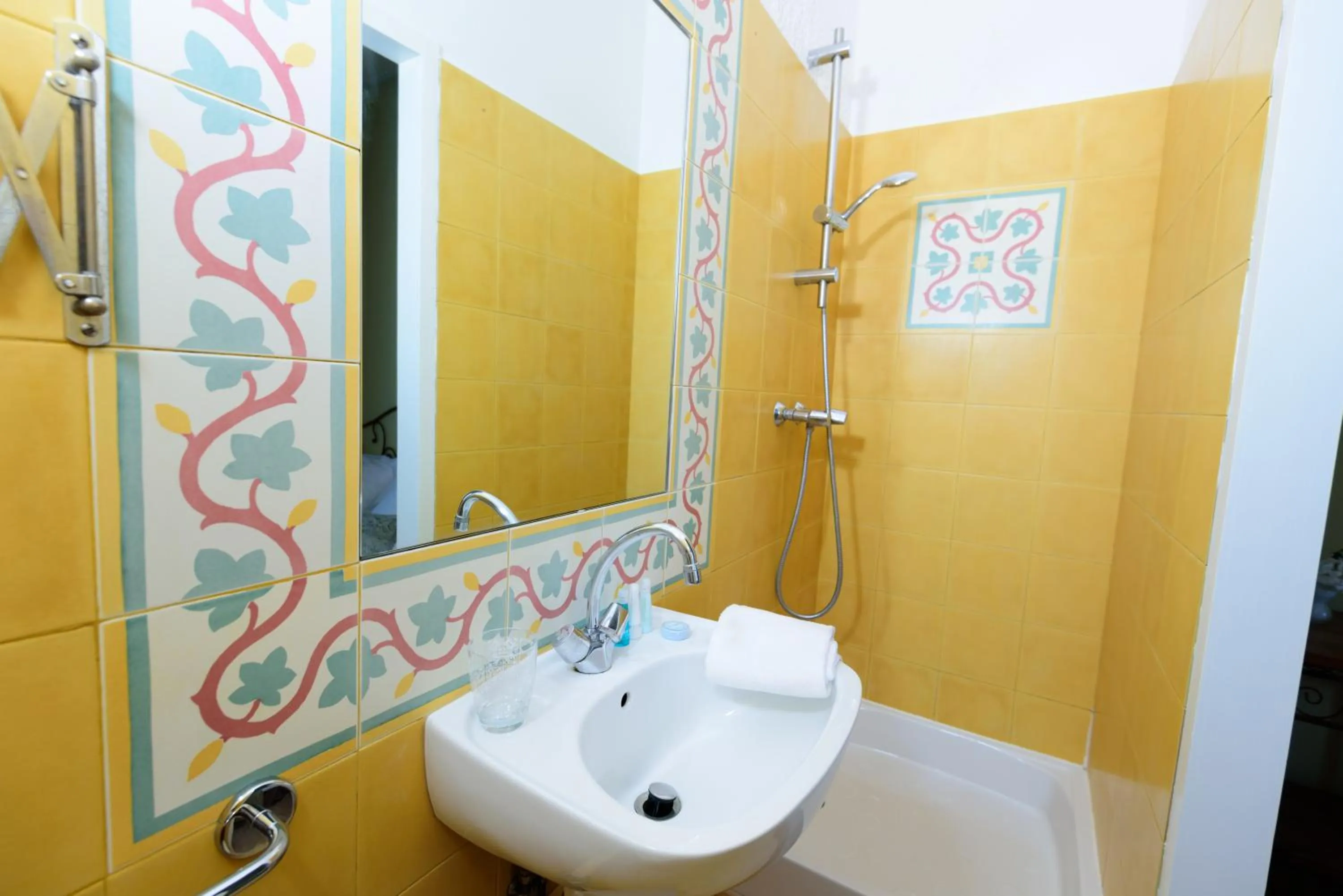 Shower in Hôtel Belesso