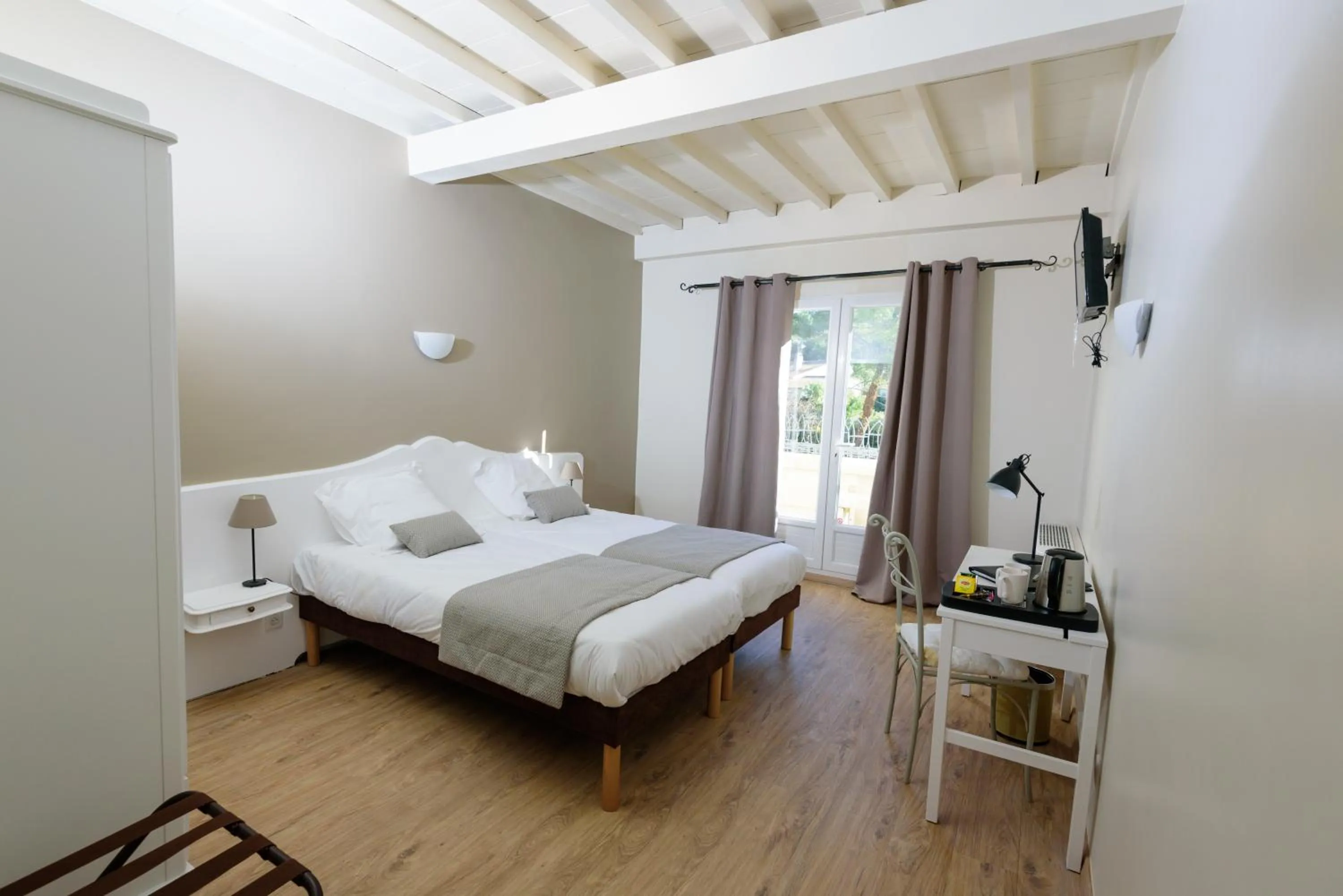 Patio, Bed in Hôtel Belesso