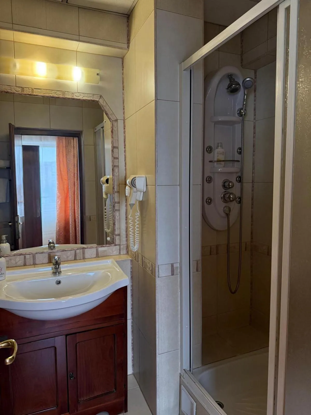 Shower in Hotel Mara