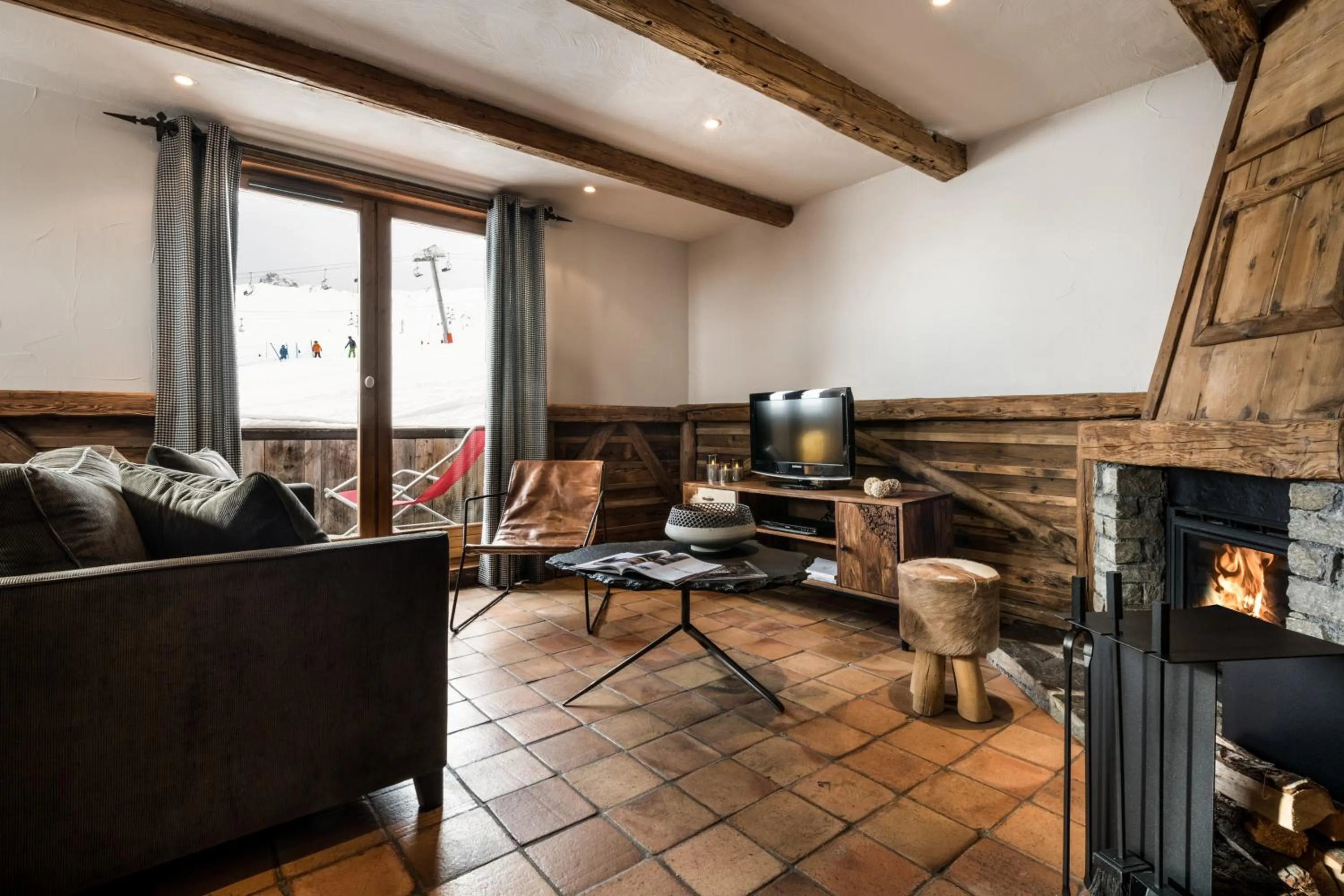 TV and multimedia in Hôtel Les Suites du Montana by Les Etincelles