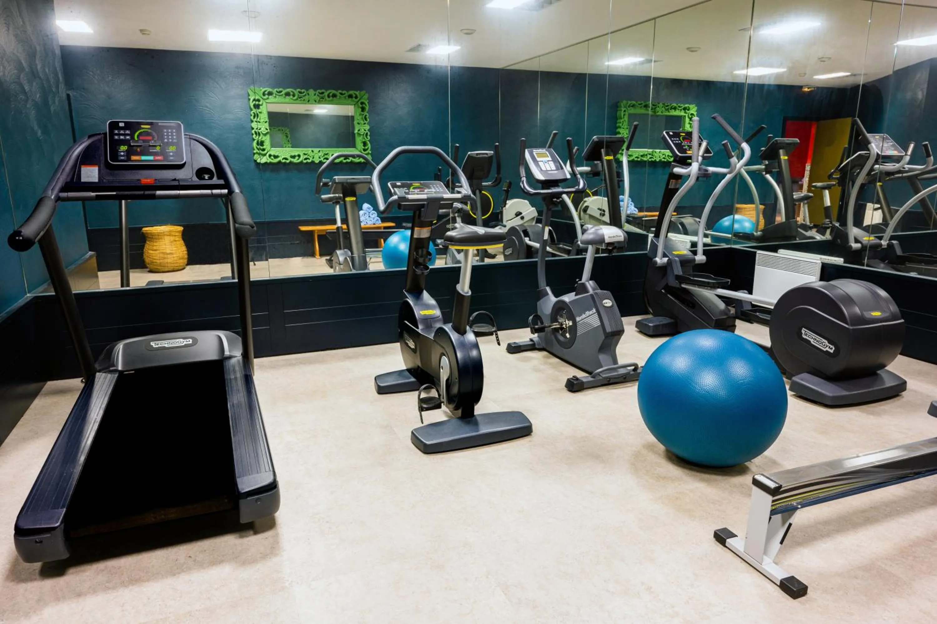 Fitness centre/facilities in Hôtel Les Suites du Montana by Les Etincelles