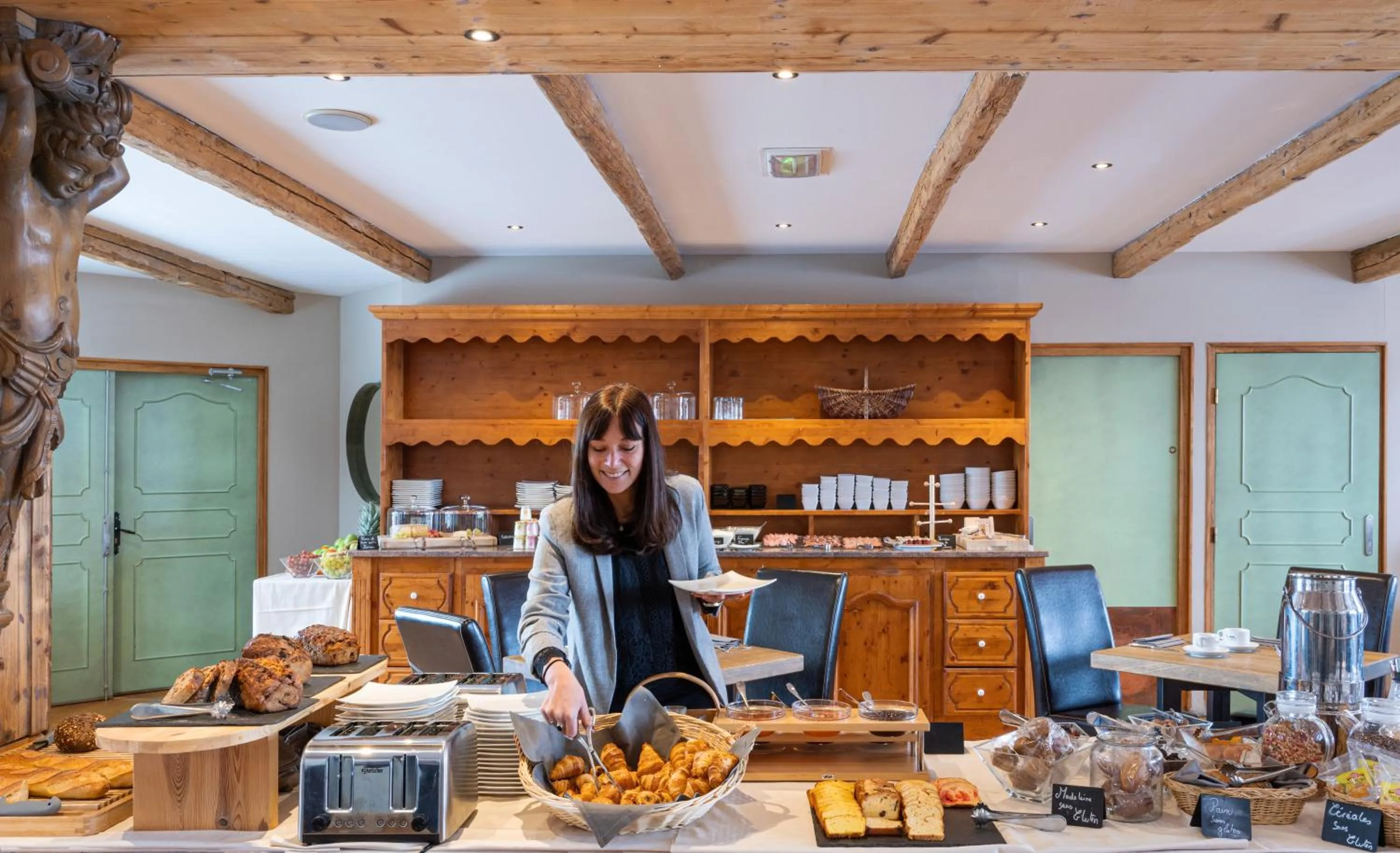 Buffet breakfast in Hôtel Les Suites du Montana by Les Etincelles