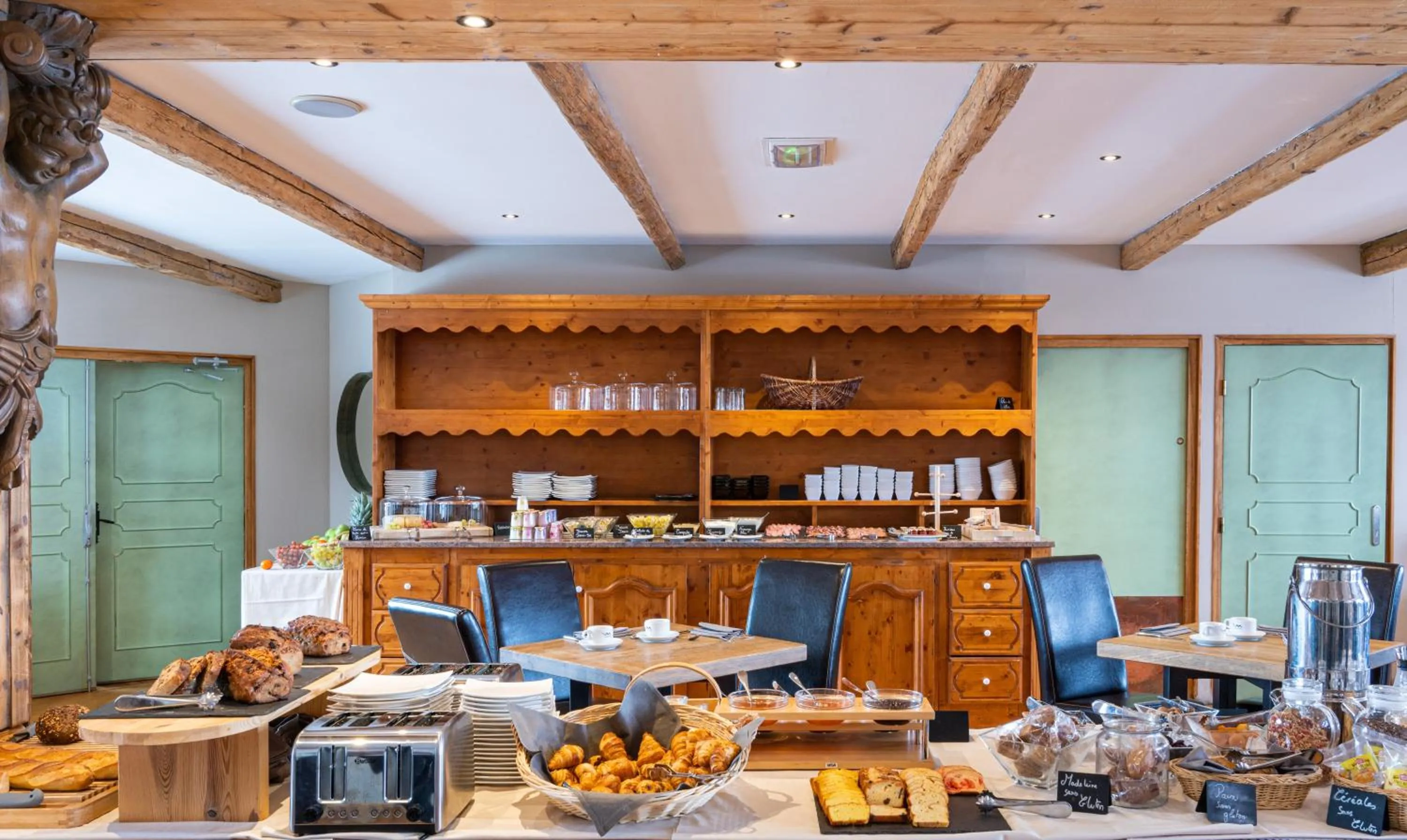 Buffet breakfast in Hôtel Les Suites du Montana by Les Etincelles