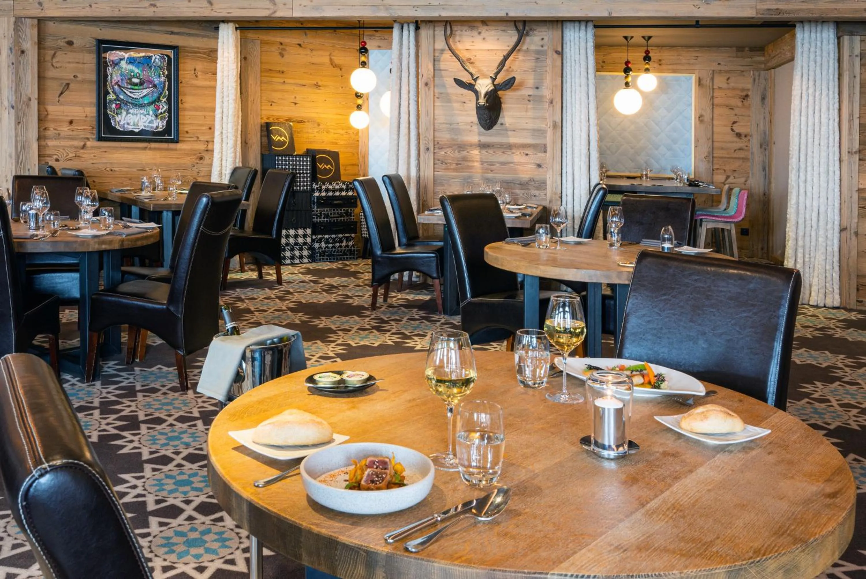 Restaurant/places to eat in Hôtel Les Suites du Montana by Les Etincelles