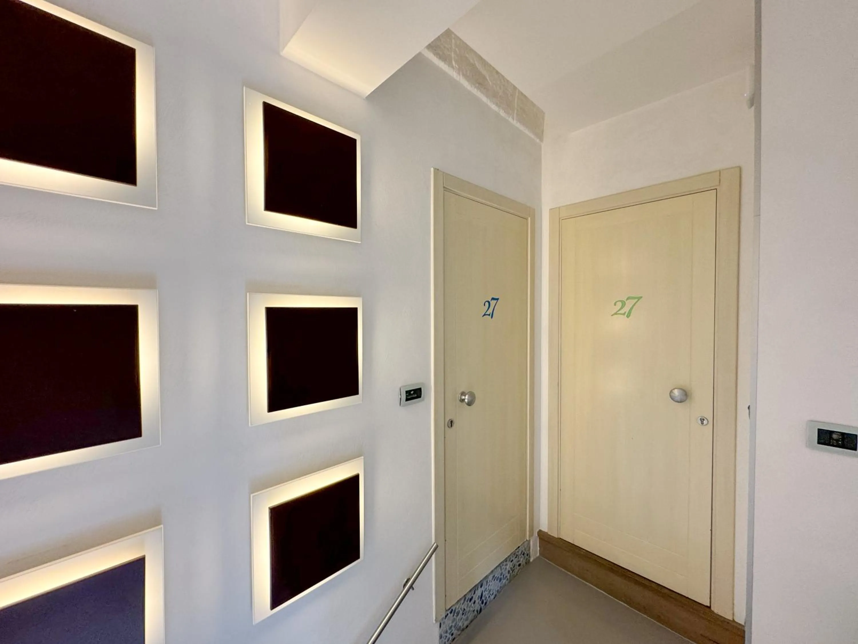 Facade/entrance in Vingt Sept