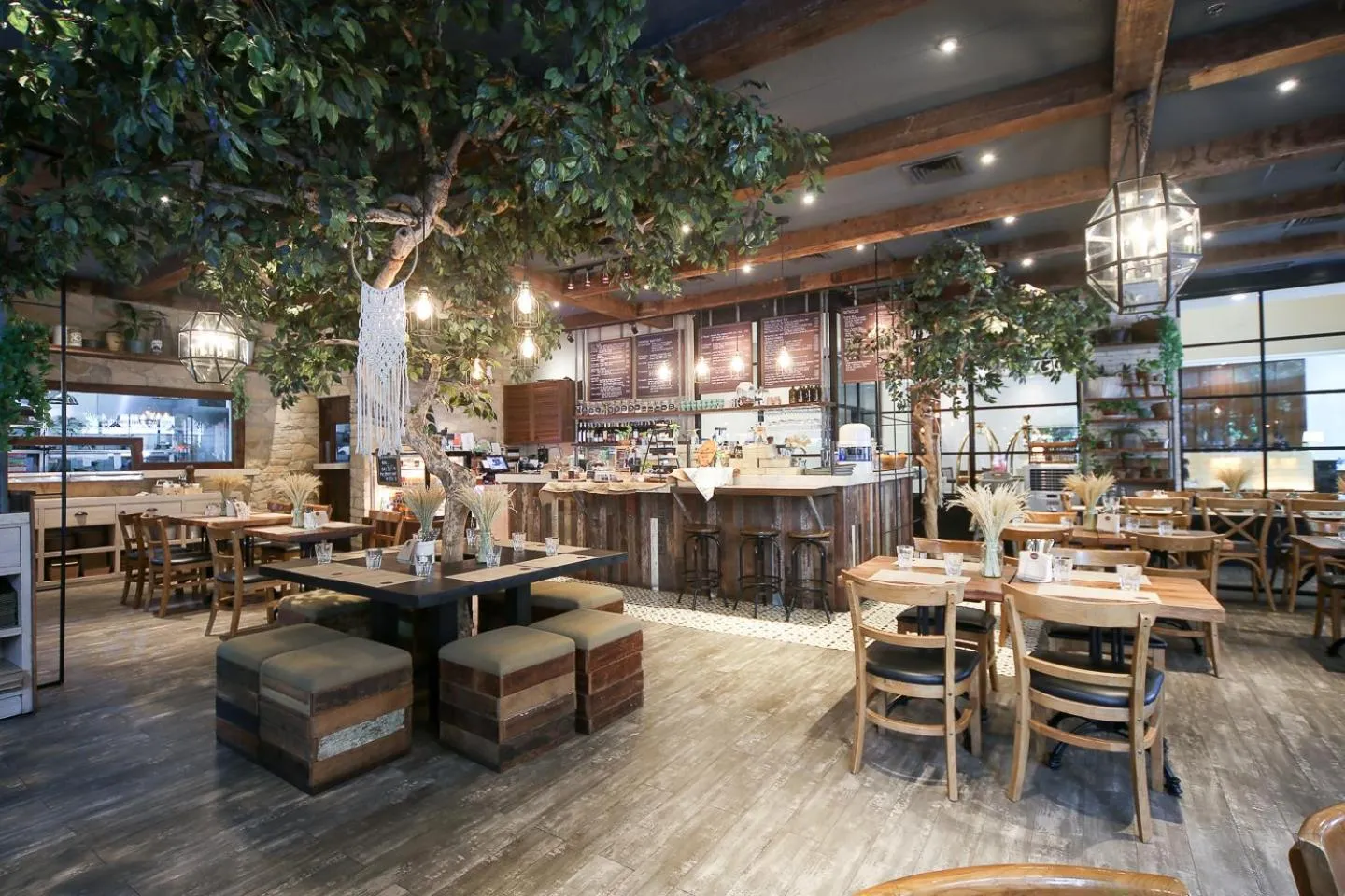 Restaurant/places to eat in Infinity Tower Suites