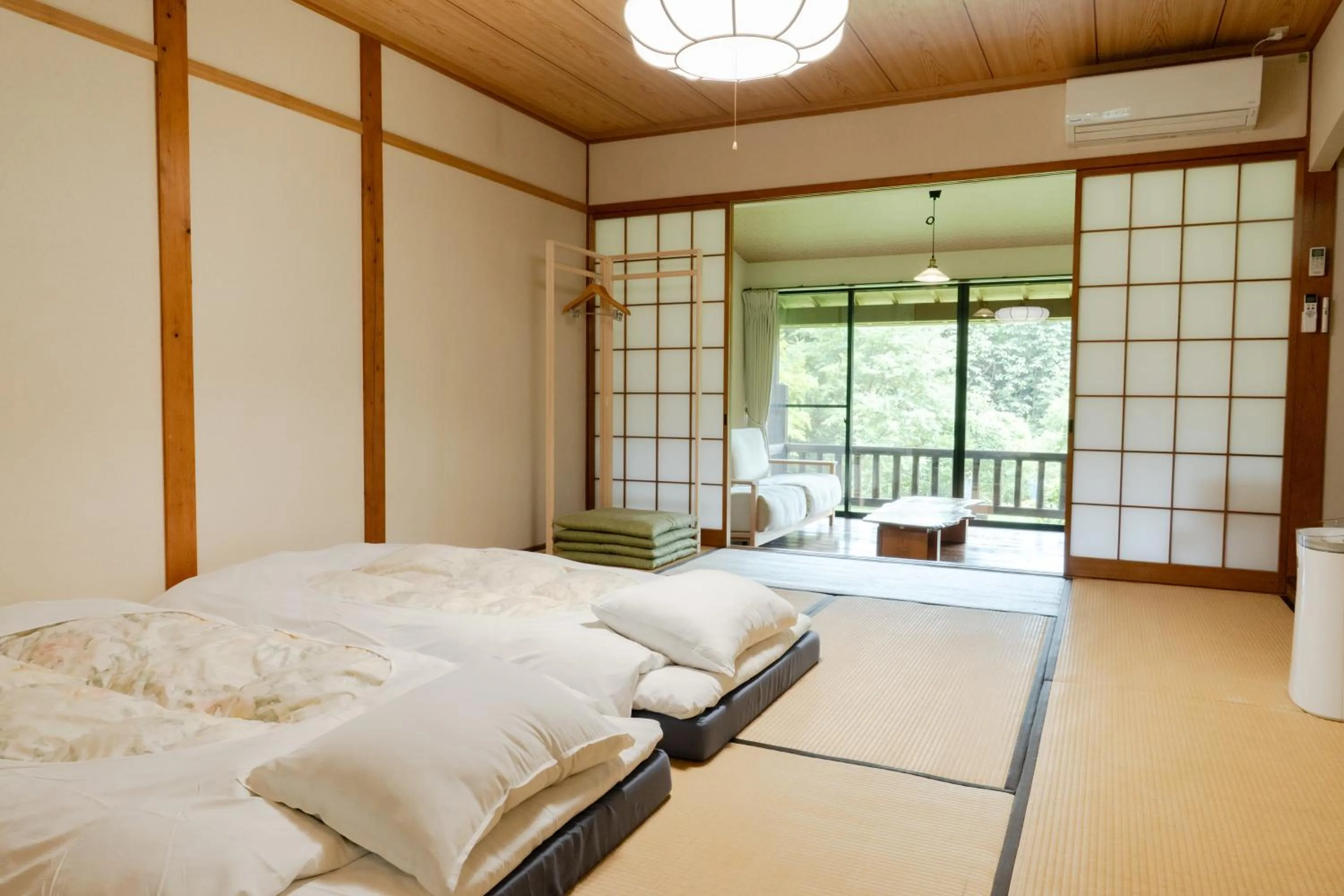 Photo of the whole room, Bed in 山荘 紗羅樹 Syaranoki