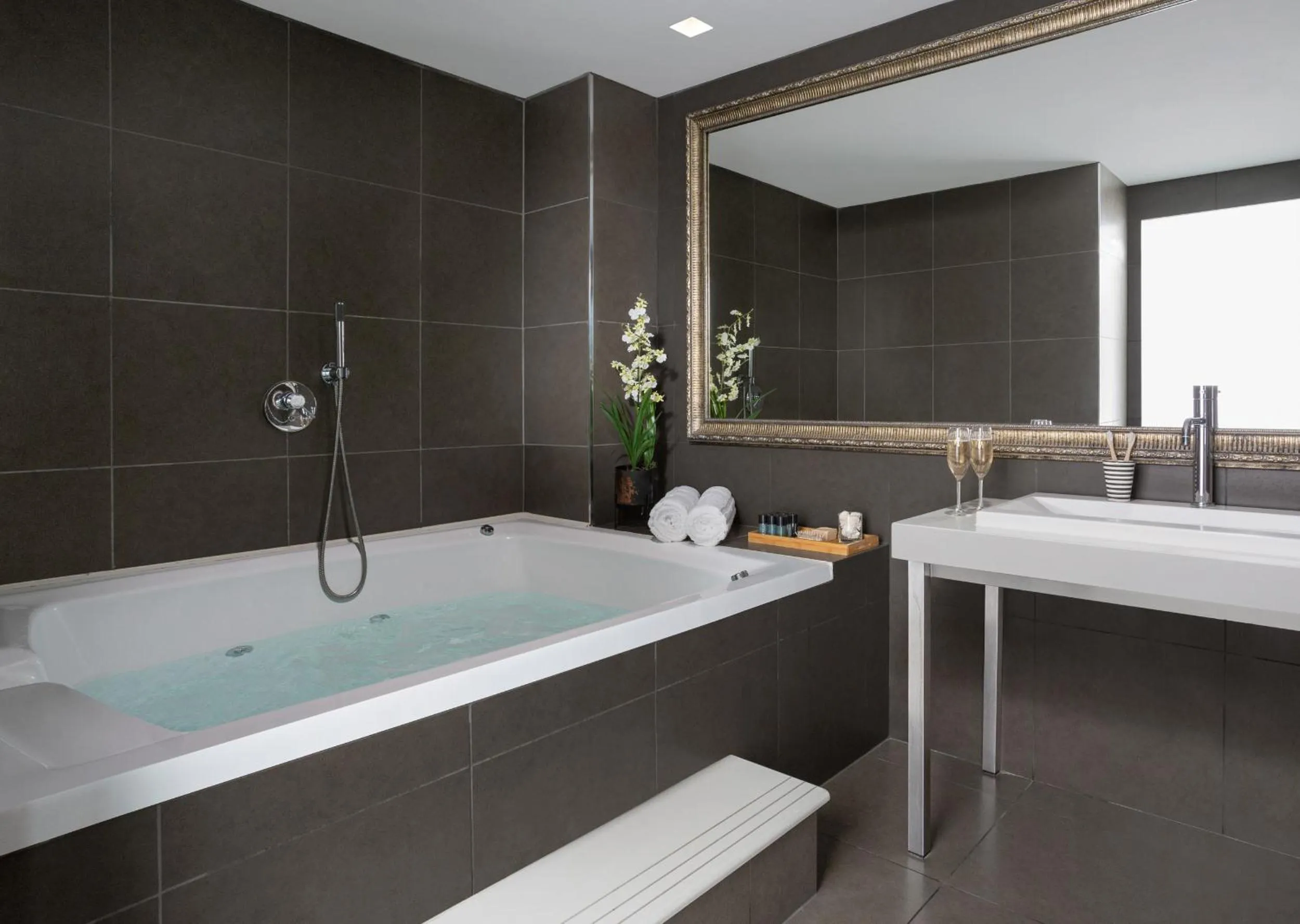 Bathroom in Sea Executive Suites