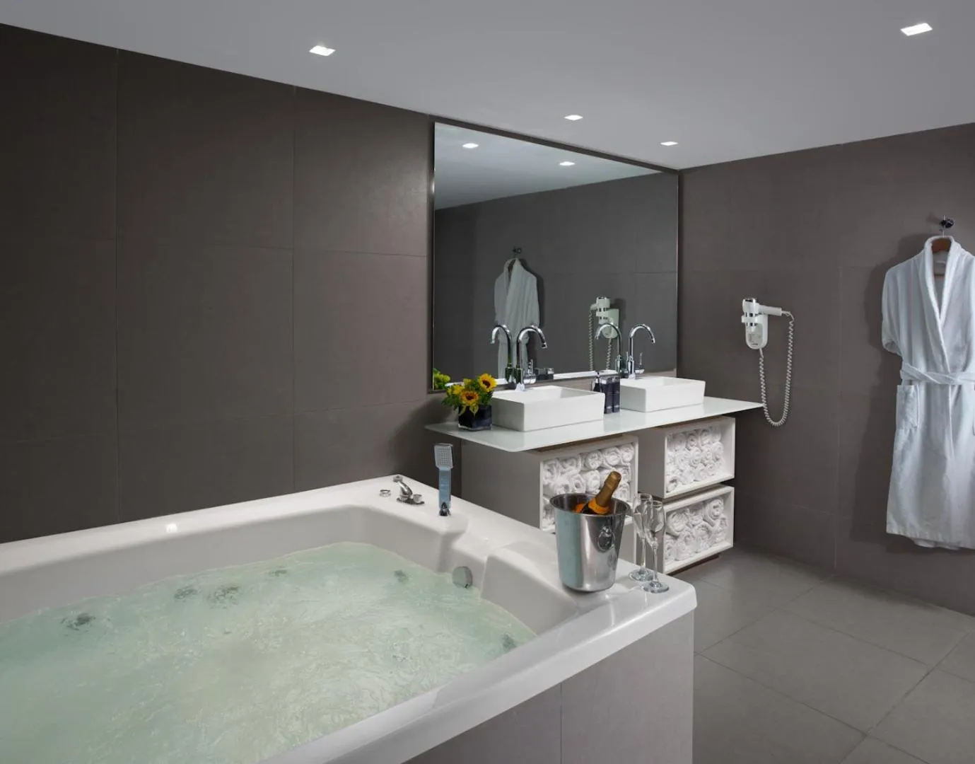 Hot Tub in Sea Executive Suites