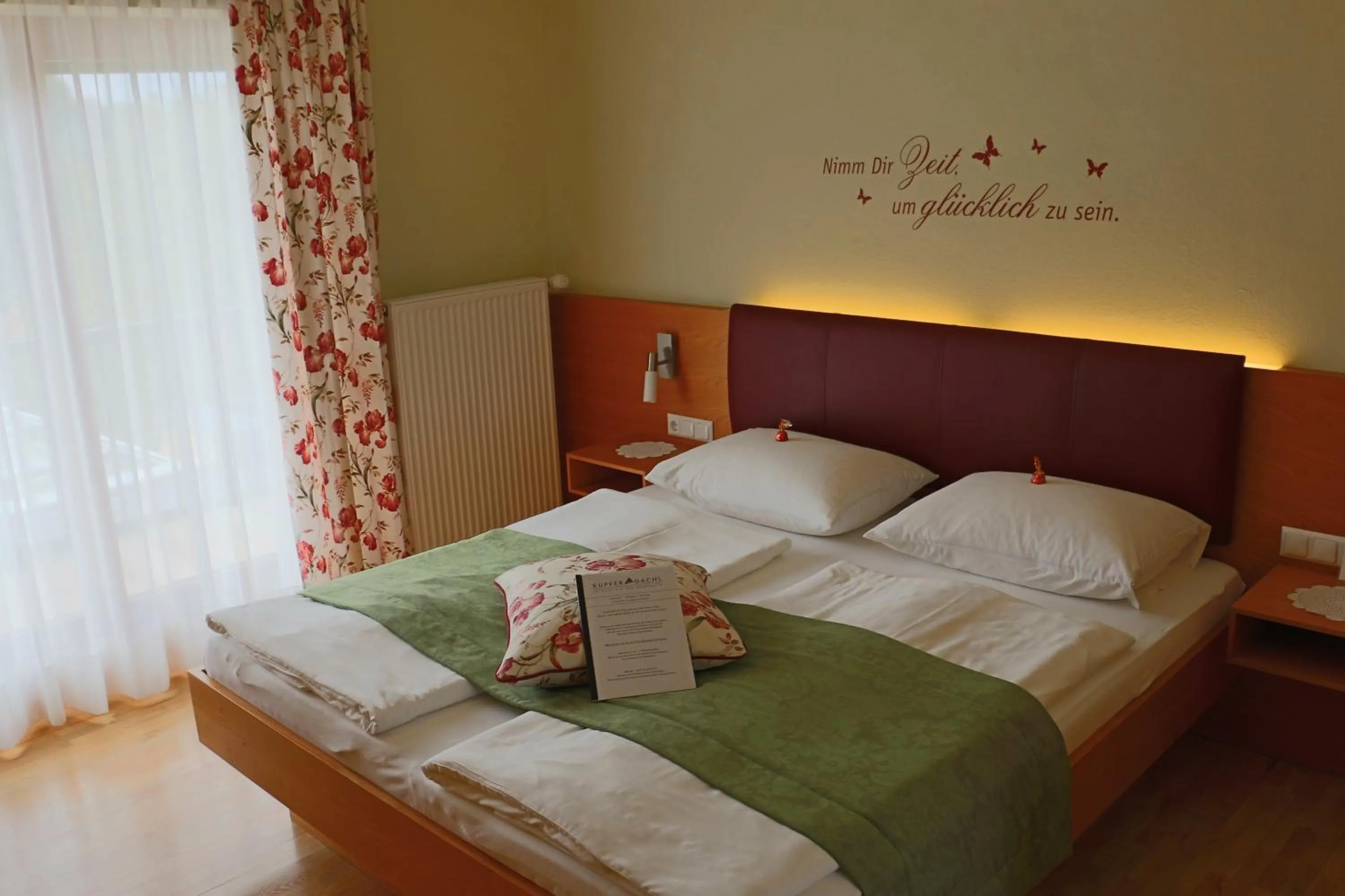 Photo of the whole room, Bed in Kupfer-Dachl