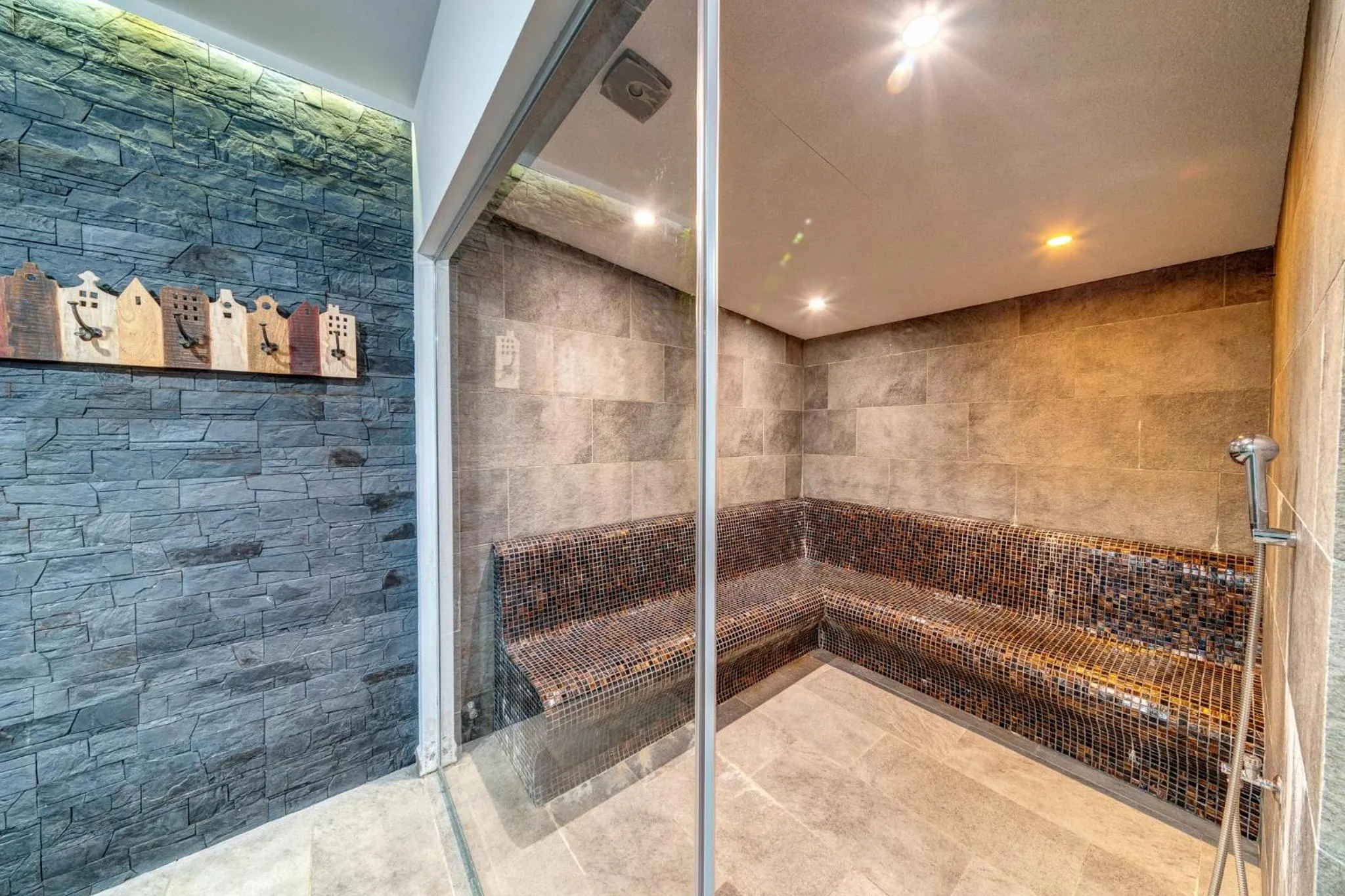 Steam room in Grand Hotel Murgavets