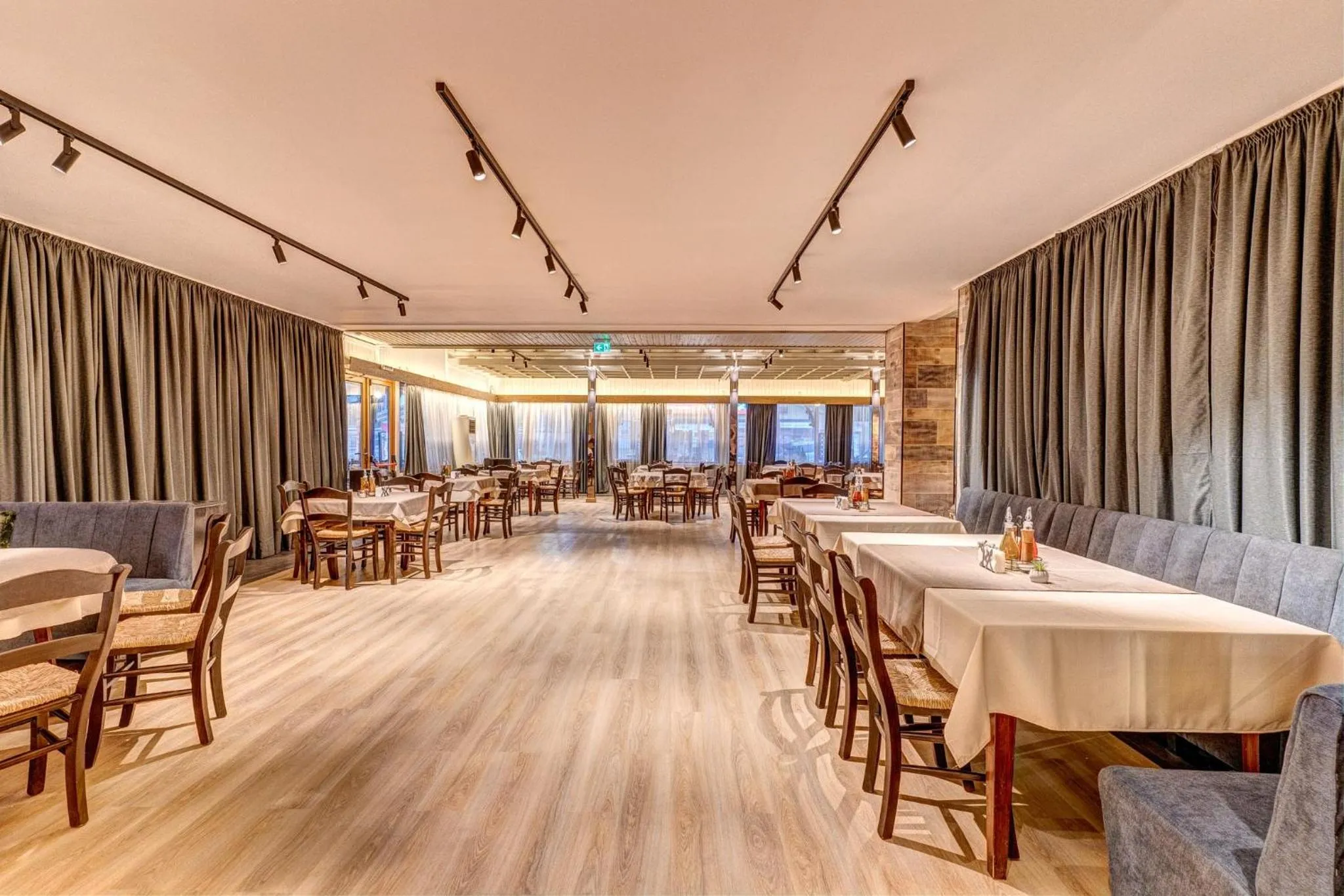 Restaurant/places to eat in Grand Hotel Murgavets