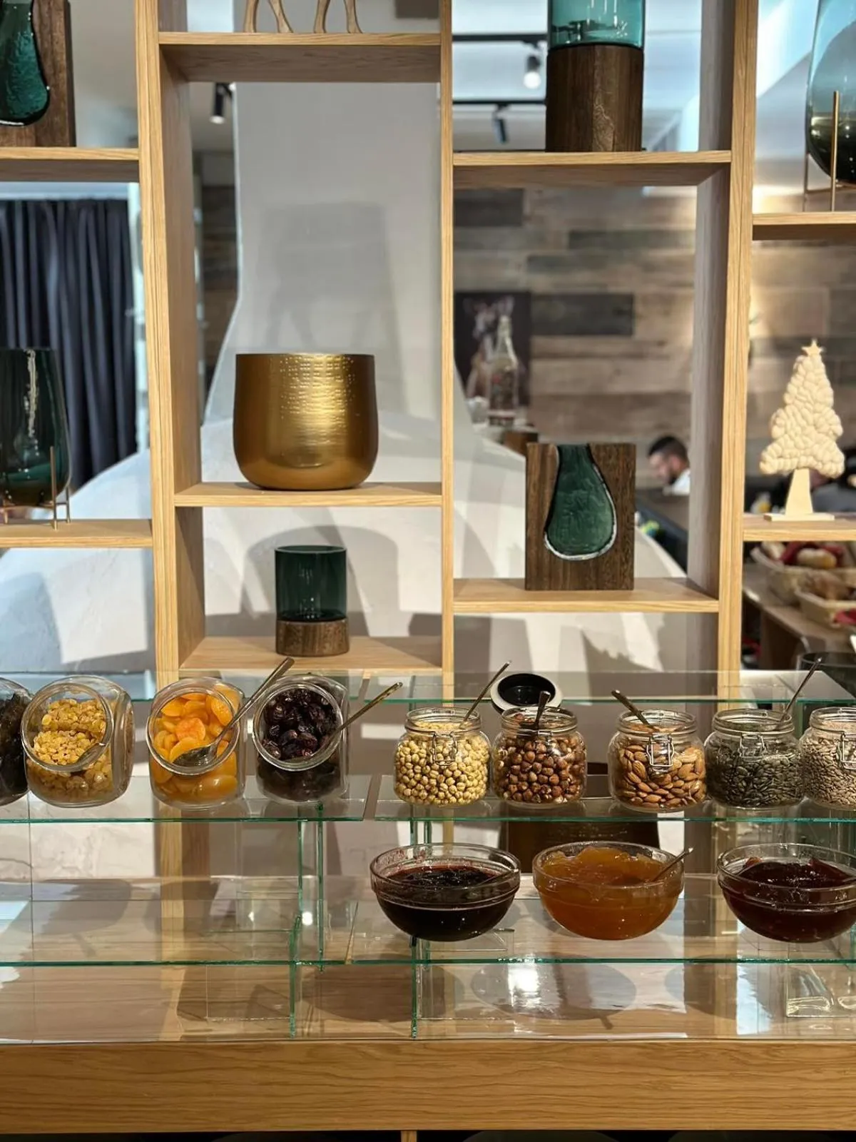 Restaurant/places to eat in Grand Hotel Murgavets