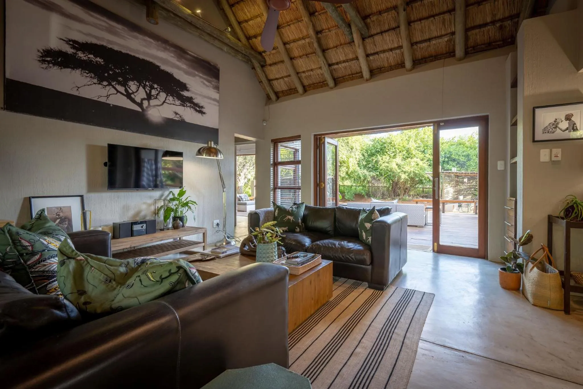 Communal lounge/ TV room in eKhaya Bush Lodge